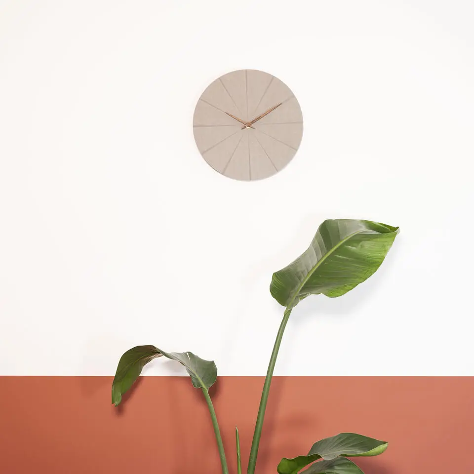 QUVIO Wandklok hout - Grijs