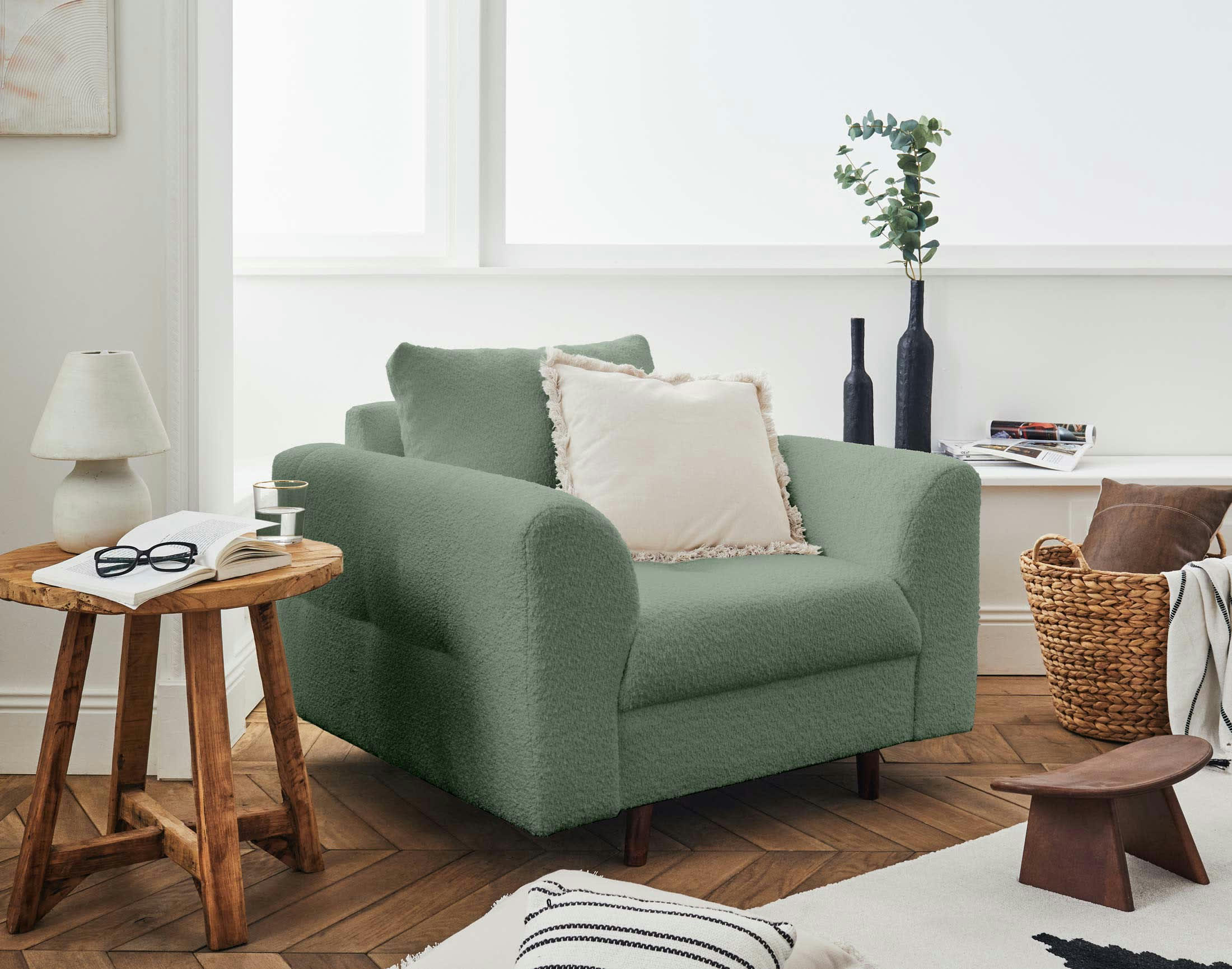 RUNE - Fauteuil en tissu bouclette vert sauge