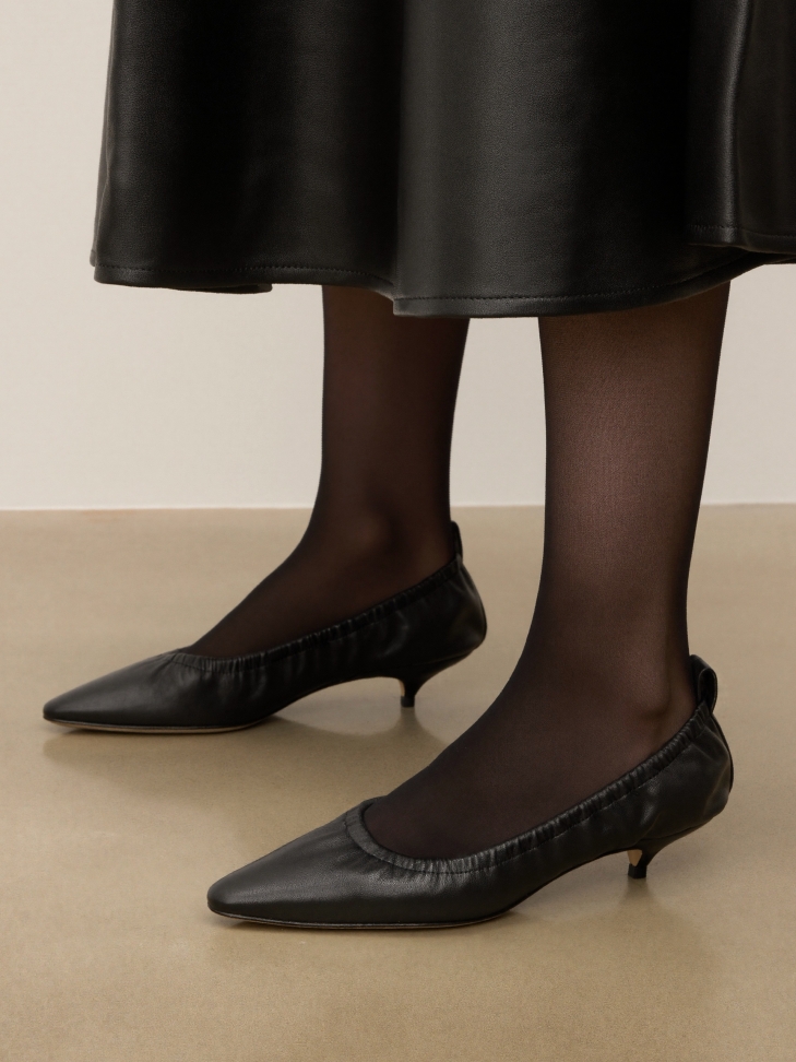 Black pumps with crinkle upper