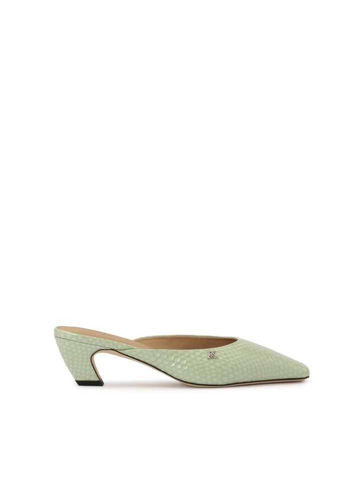 Mules with built-in front with embossed motif