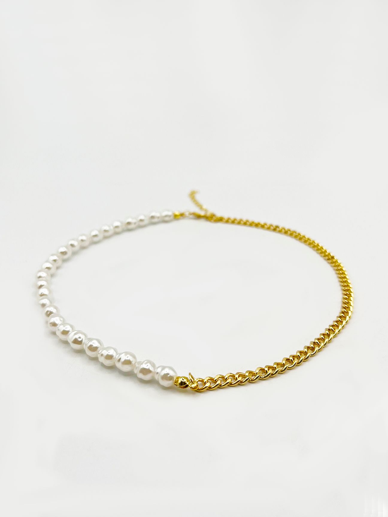 SVNX Choker necklace with gold chain and pearl detail