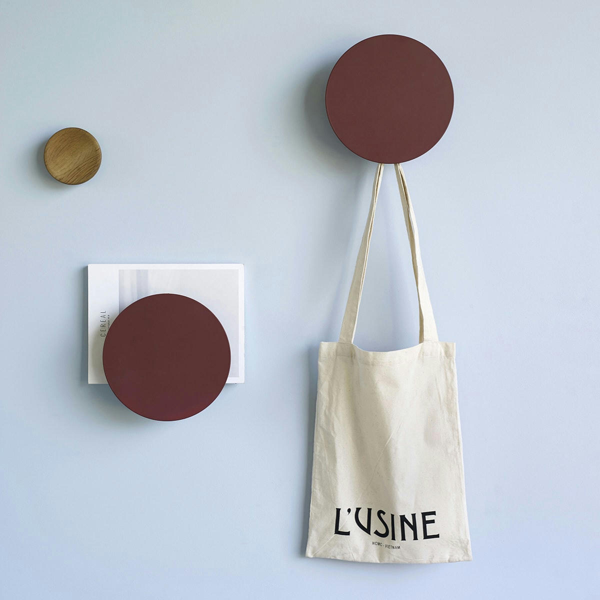 DOUBLE - Patère et porte-revues en métal rouge