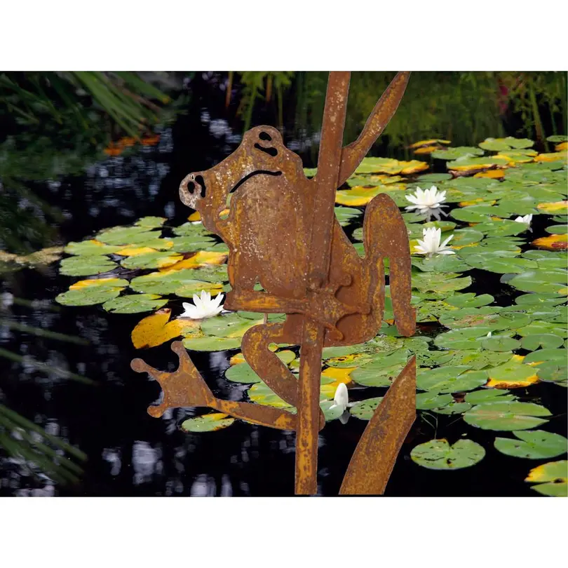 Figur Frosch an Schilfkolben