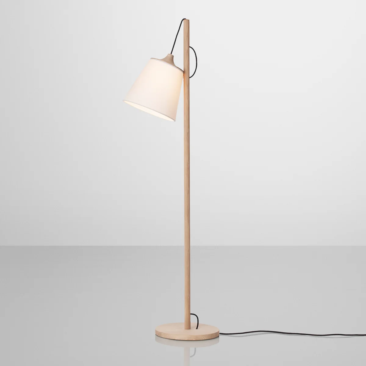 Muuto - Pull Stehleuchte, Eiche / weiß