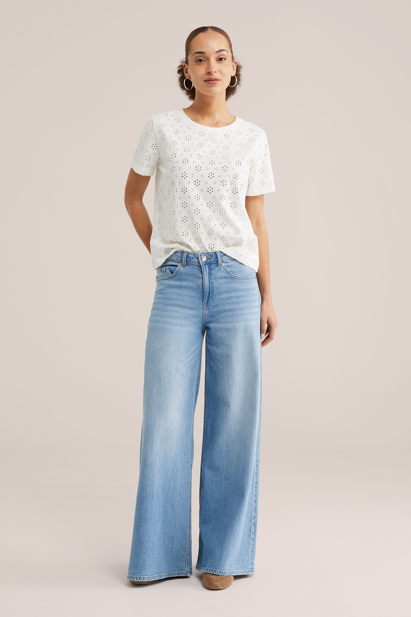 Dames T-shirt met broderie anglaise