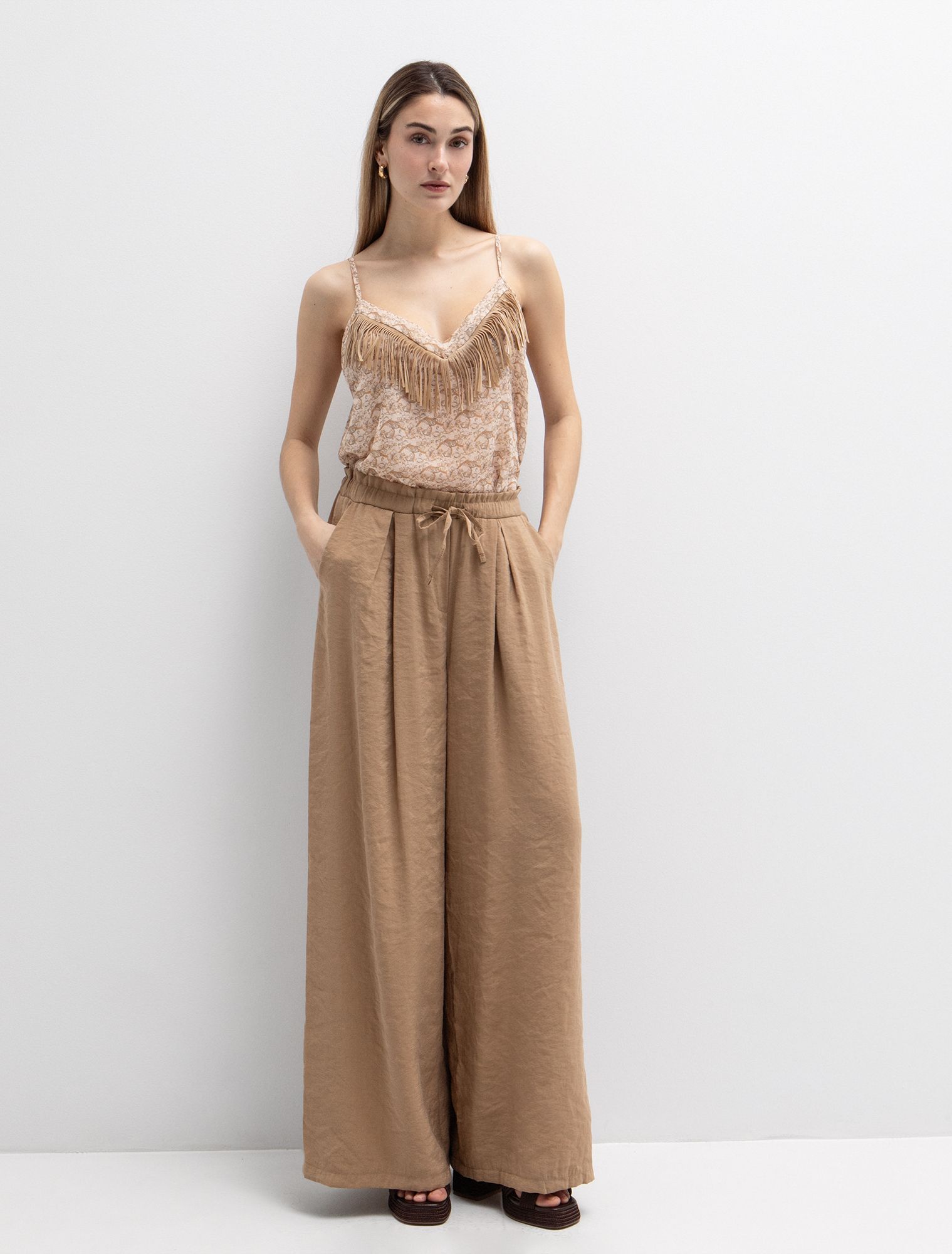 Εμπριμέ τοπ με suede κρόσσια