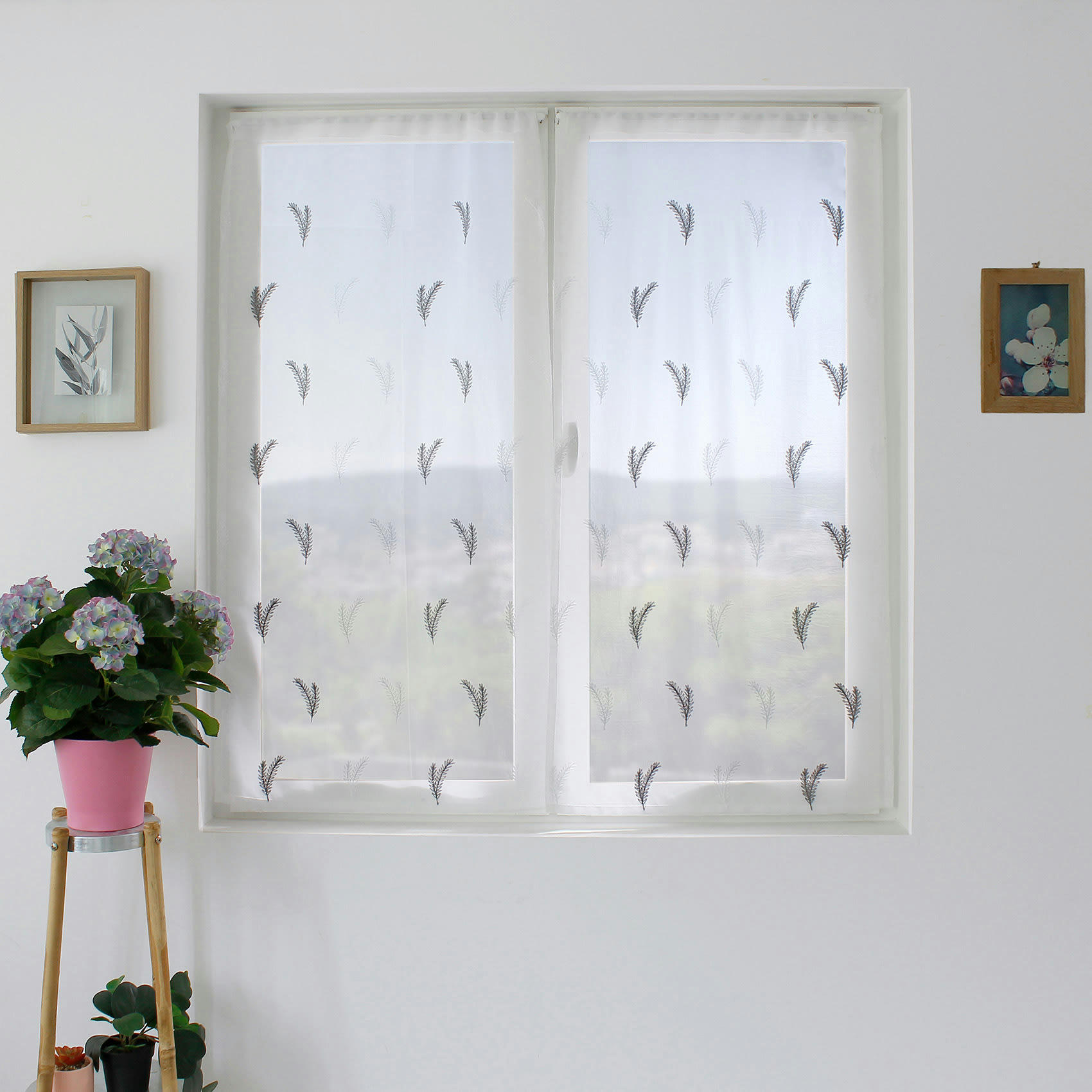 - Paire de vitrages aux broderies bicolores