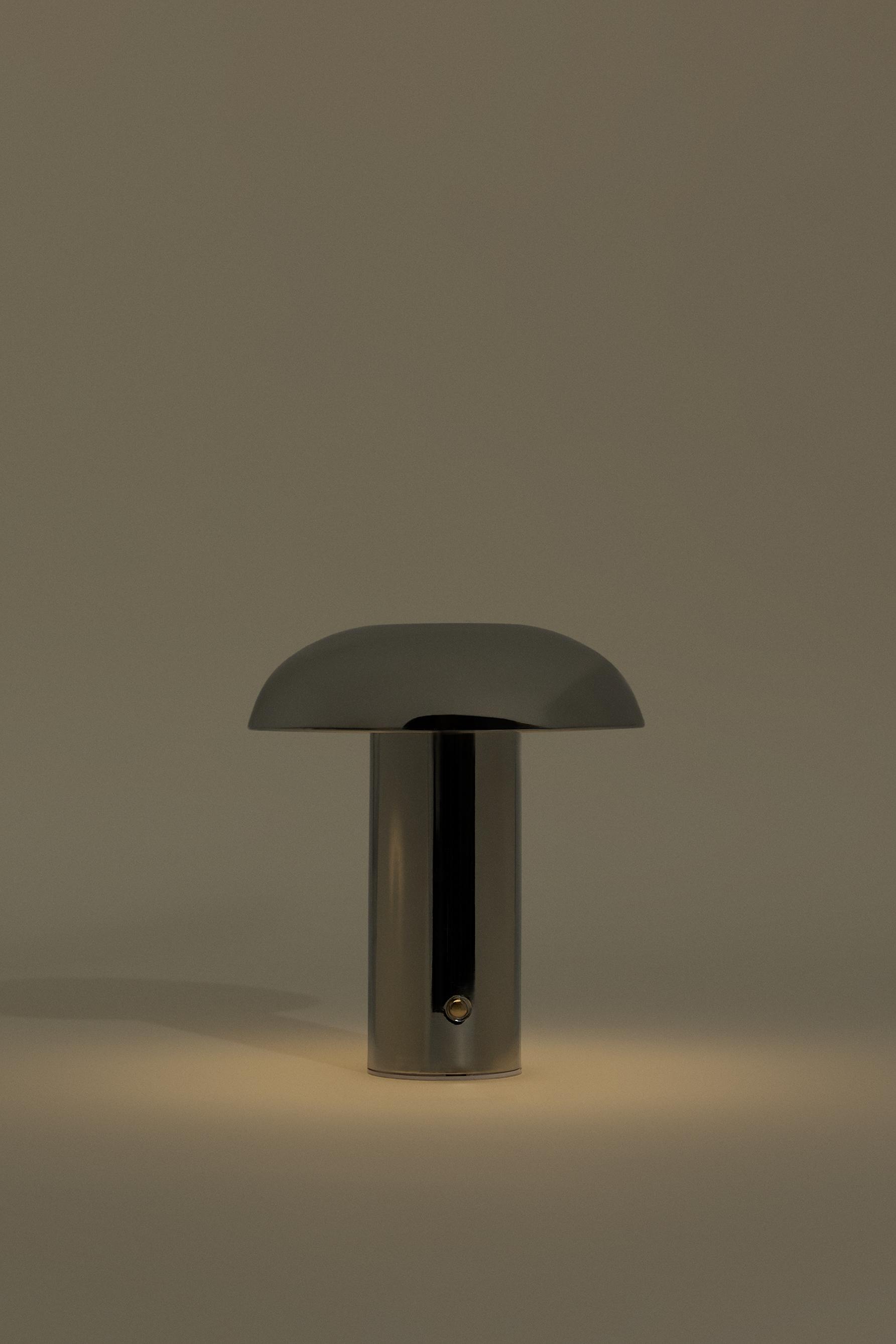 Lámpara mesa cromada