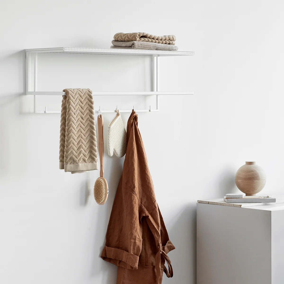 Kristina Dam Studio - Grid Wandgarderobe