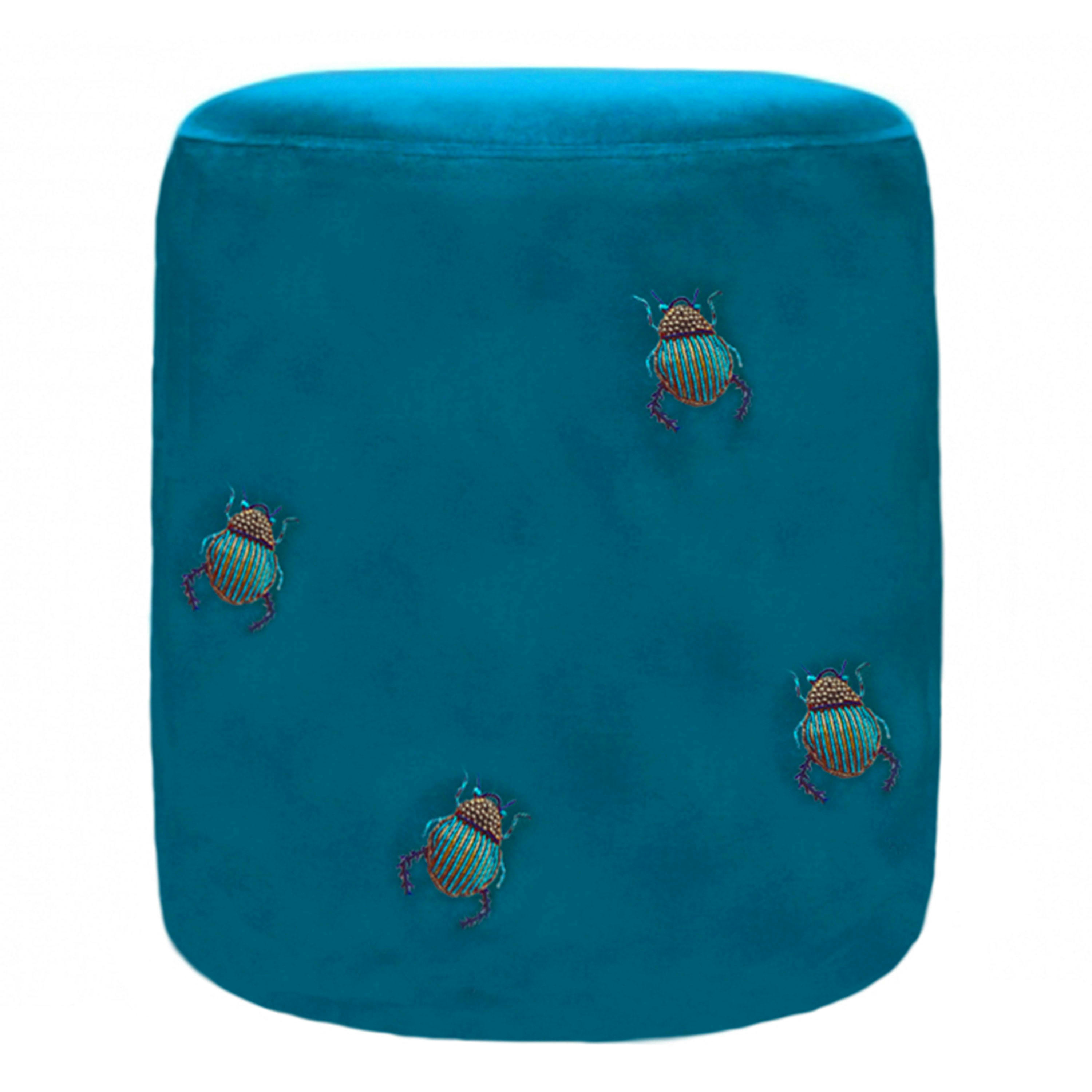 - Pouf brodé scarabées en velours bleu canard