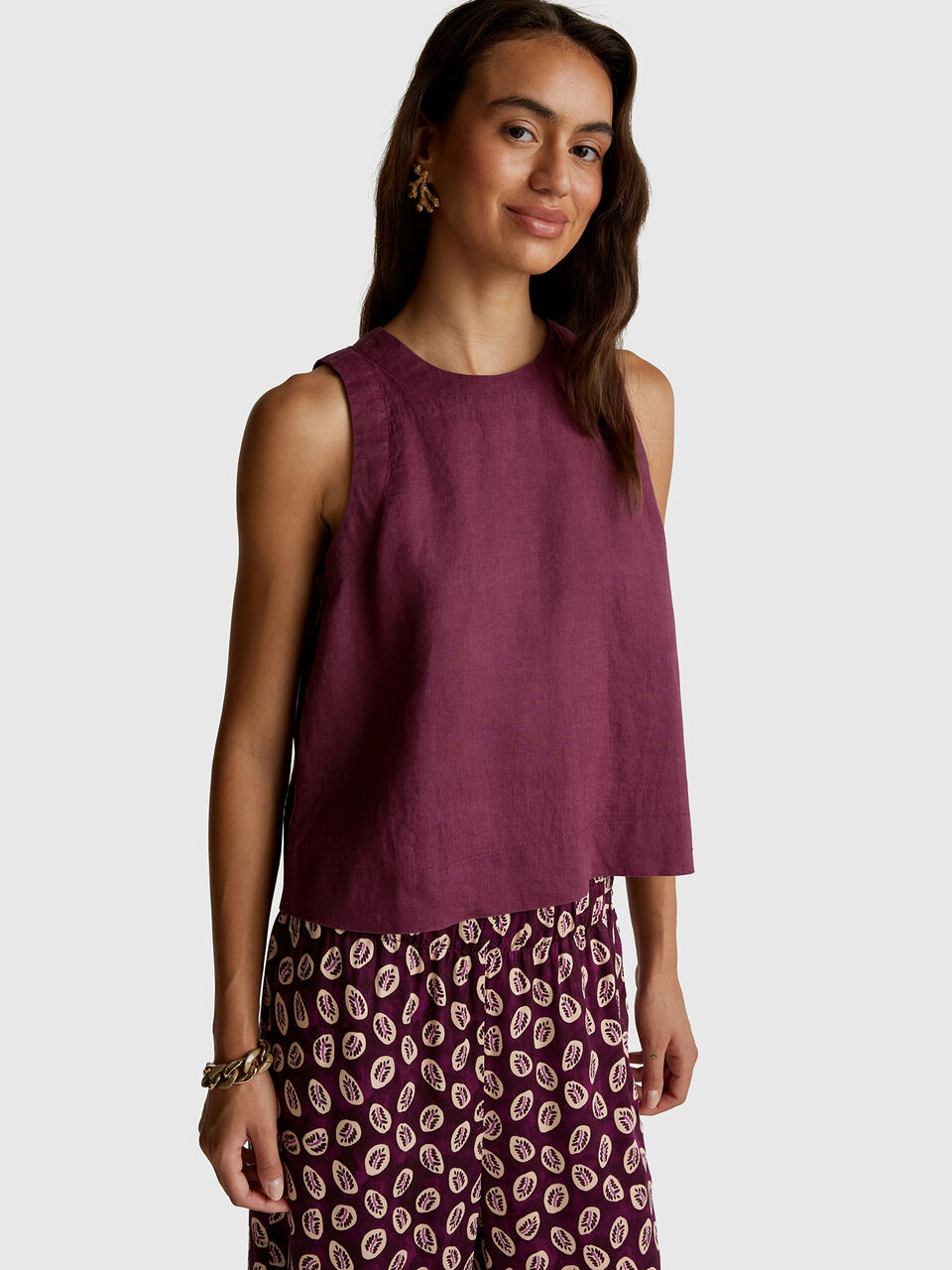 Sleeveless top in pure linen