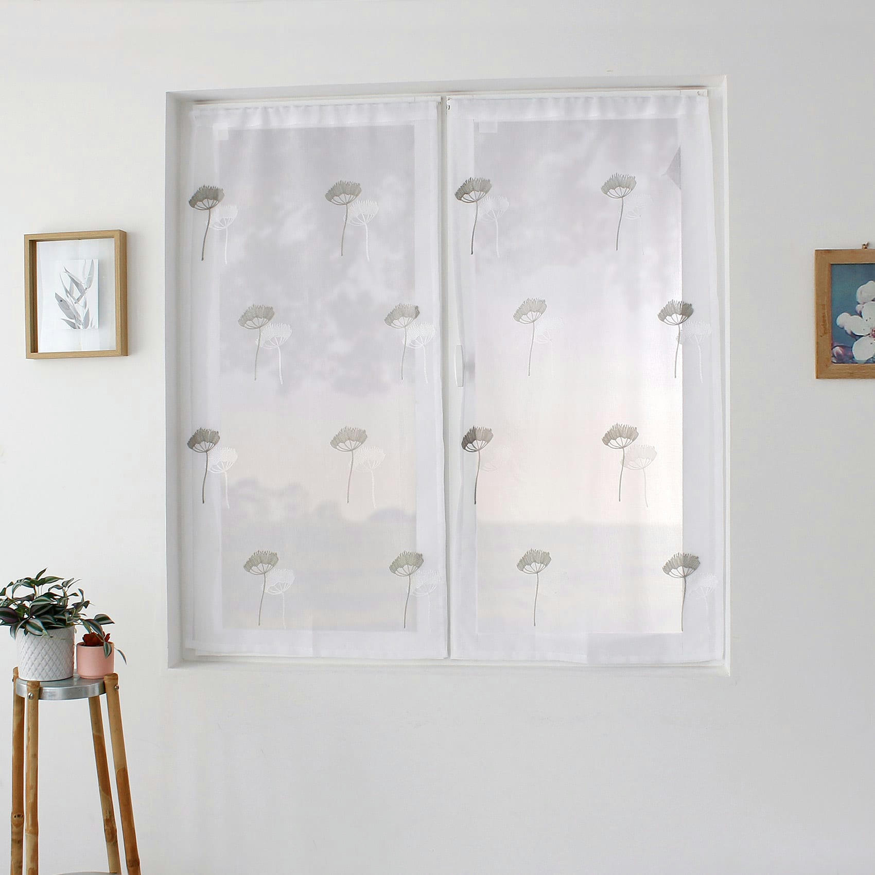 - Paire de vitrages brodés de fleurs