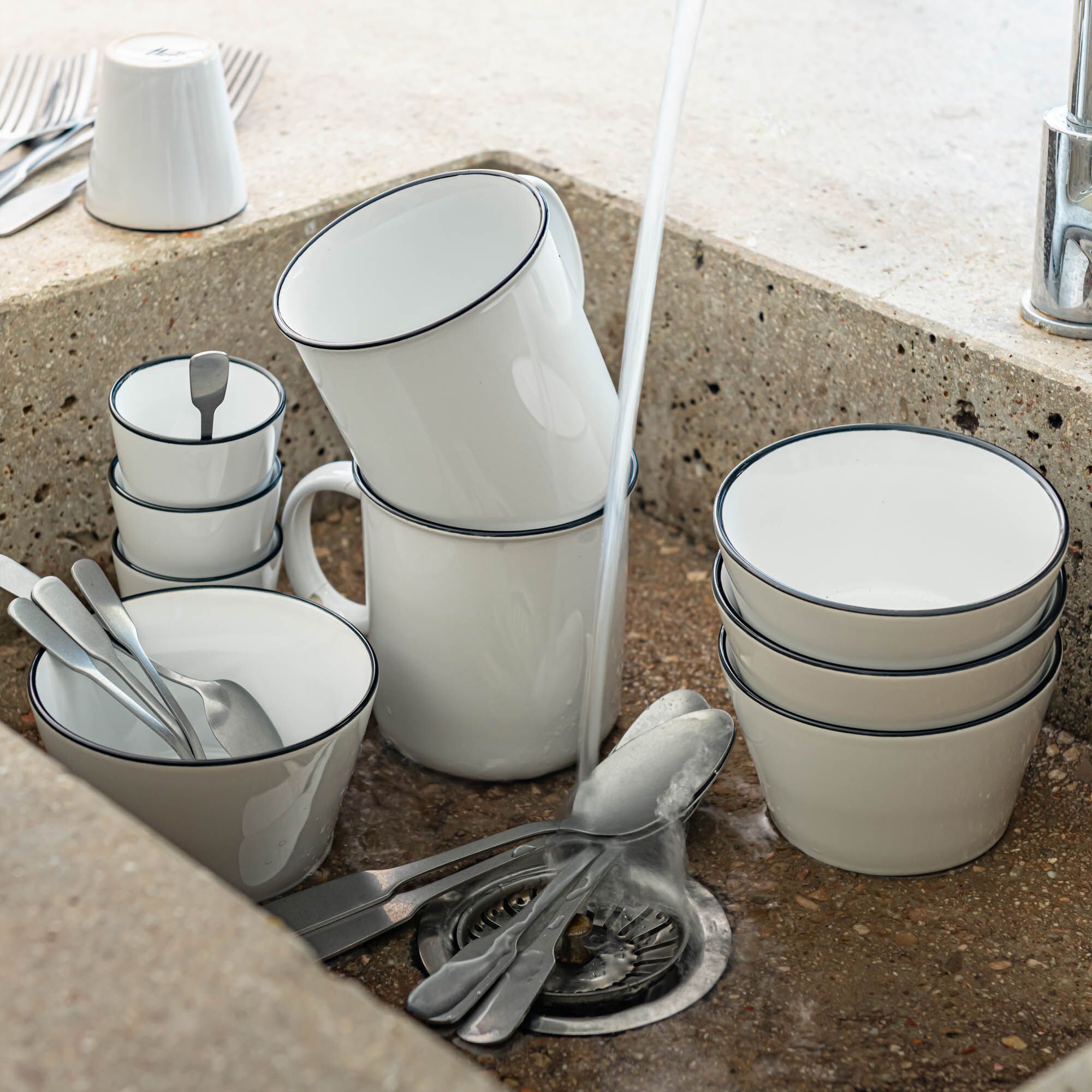 ANNE - Mug en grès avec liseré noir 68cl - blanc