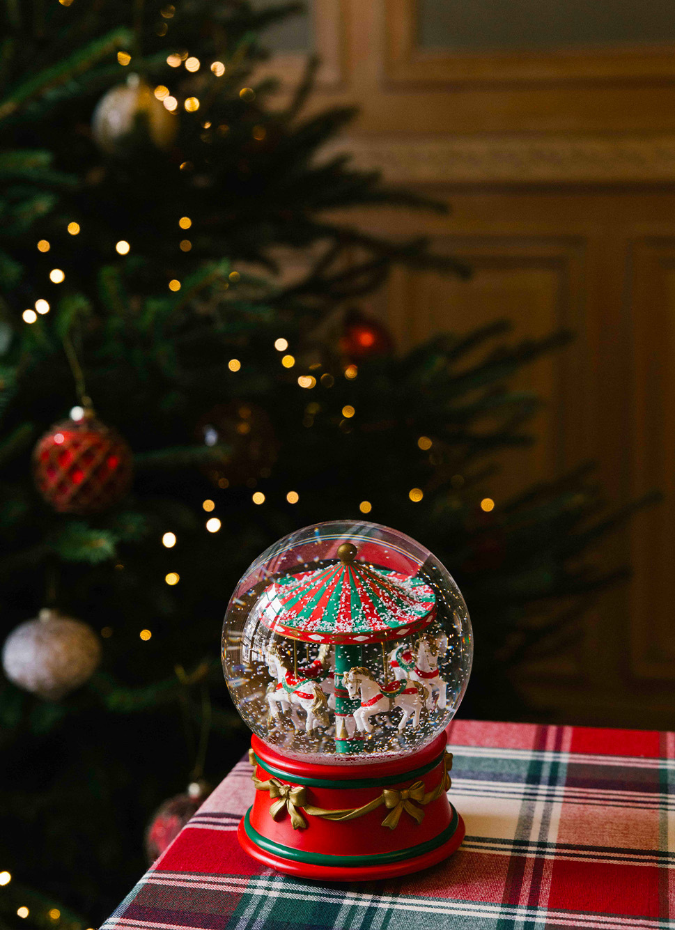 BOULE à NEIGE MUSICALE CARROUSEL RUBIS
