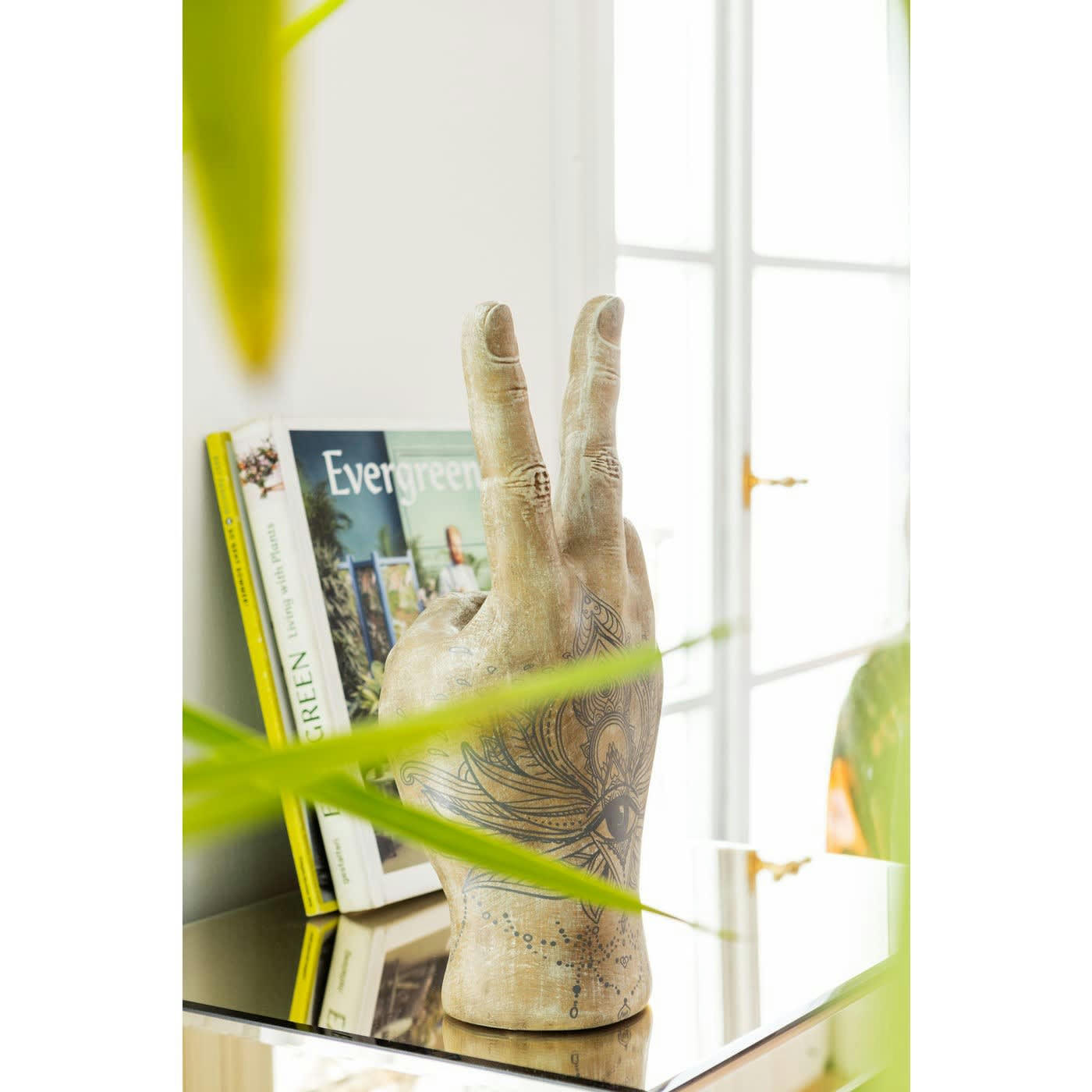 MANO VICTORY TATTOO - Statuette main V tatouage oeil en polyrésine H36