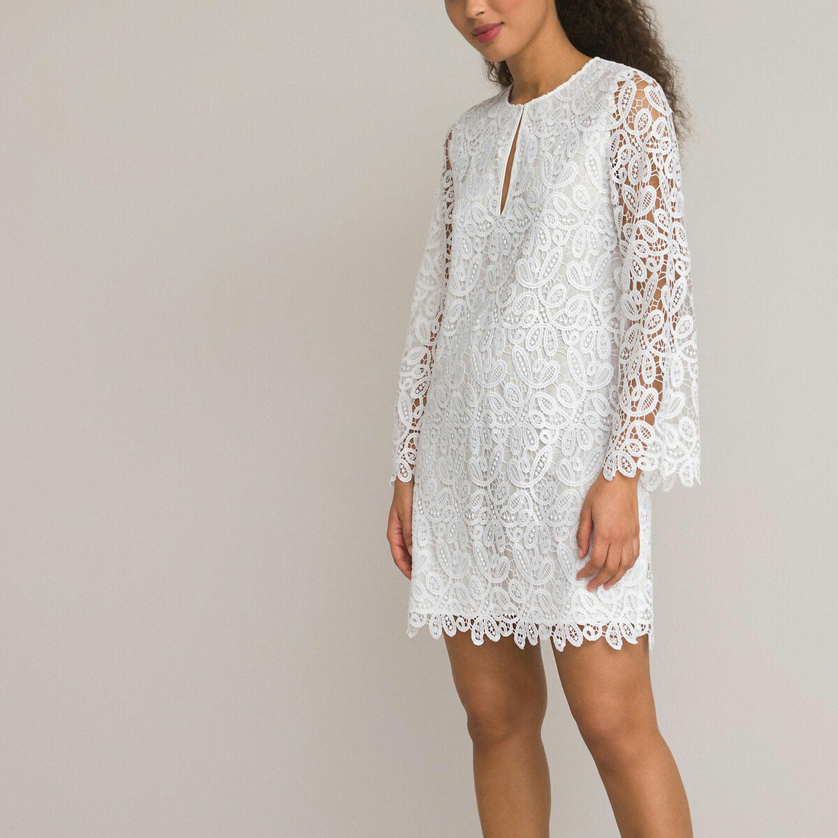 Robe courte brodée, manches longues