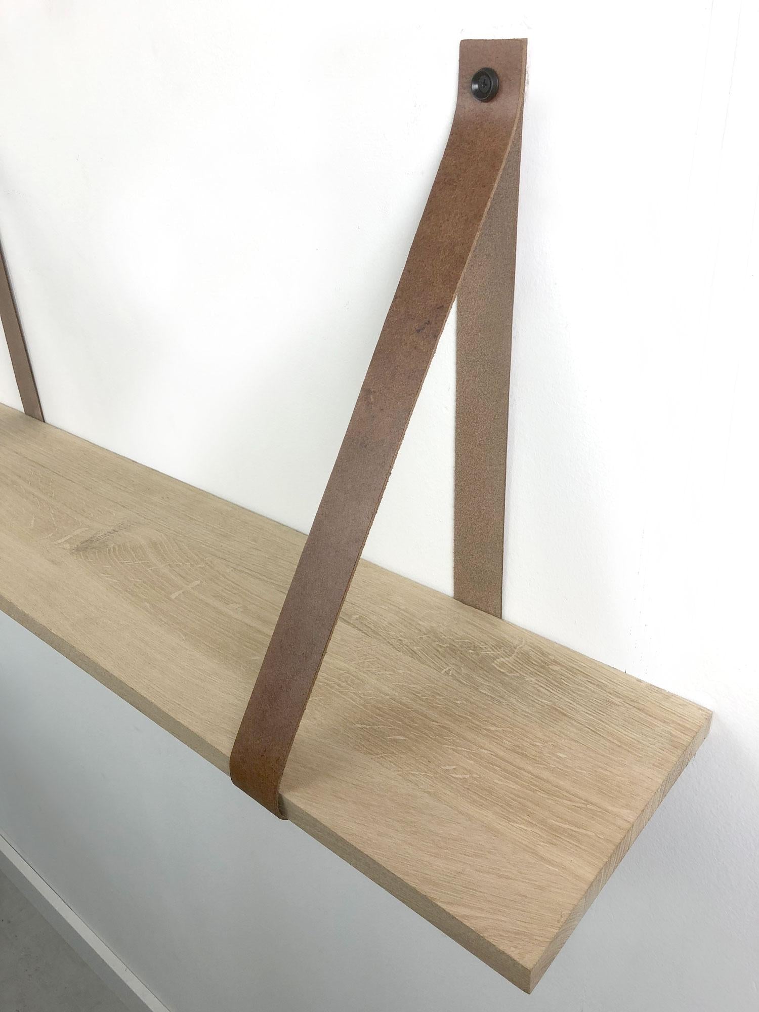 Woodbrothers Eiken 18mm wandplank recht 80x30cm + leren riem cognac
