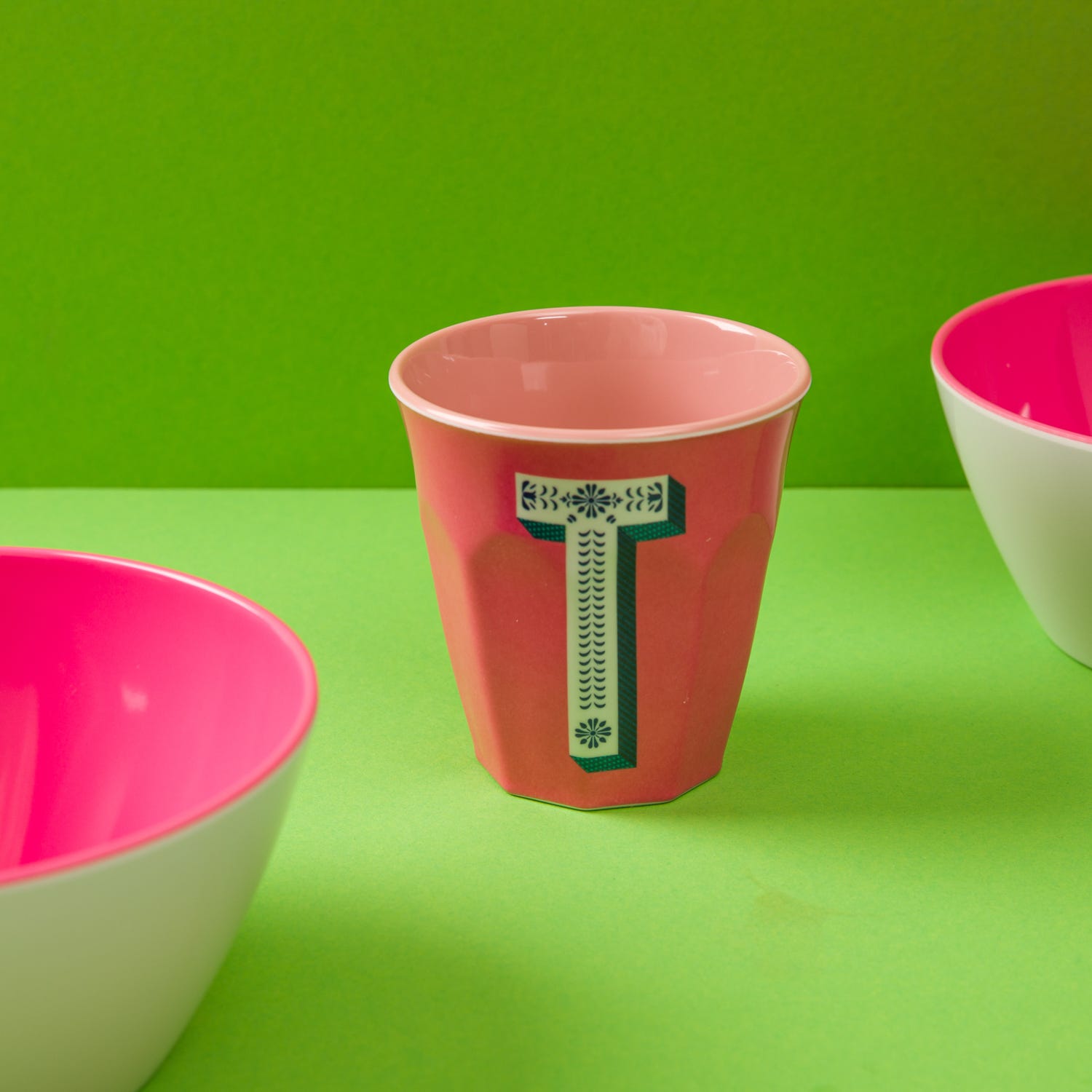 Bicchiere melammina fucsia lettera T 280 ml Maiolika