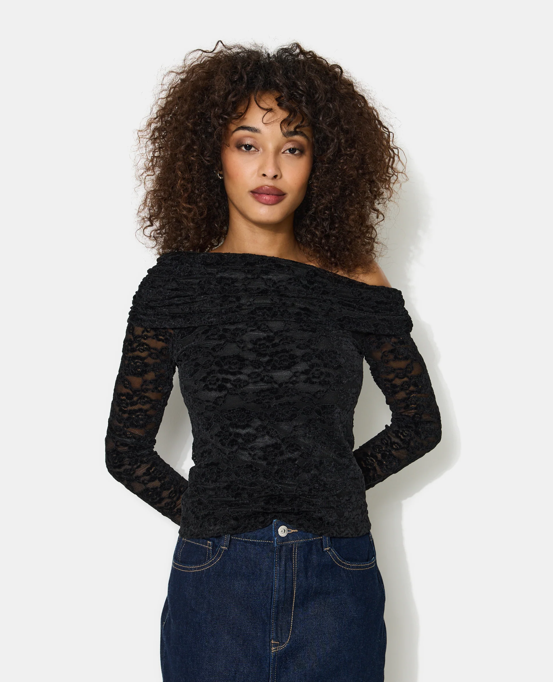 Top asymétrique en résille avec fleurs velours