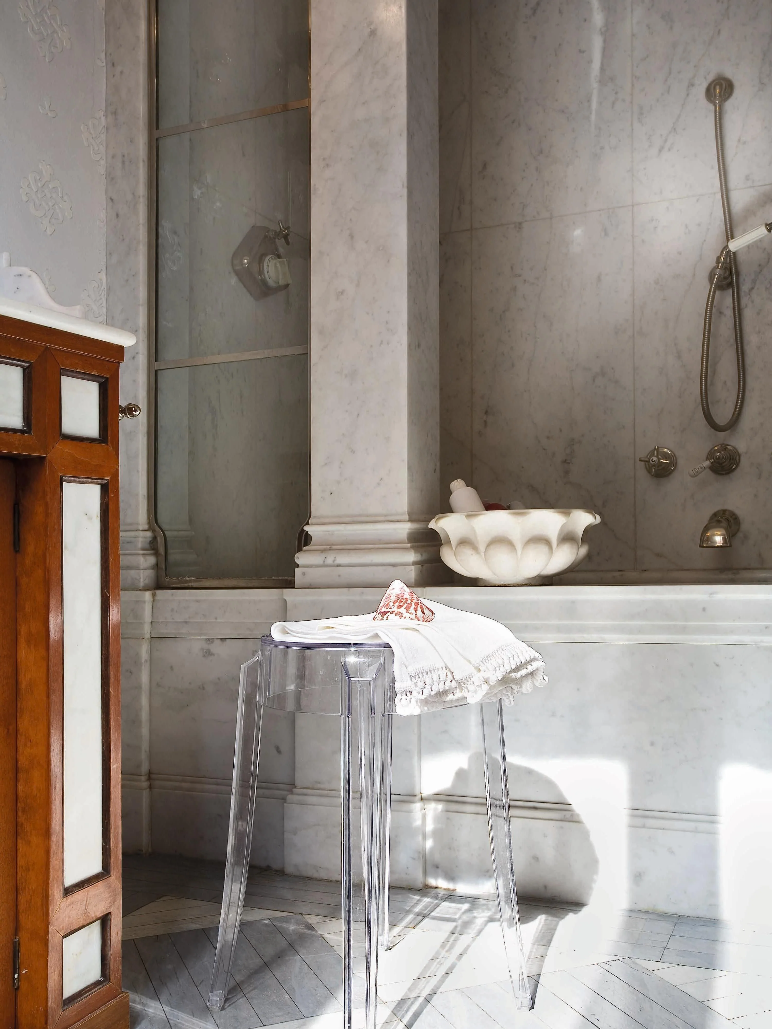 Design Hocker Charles Ghost