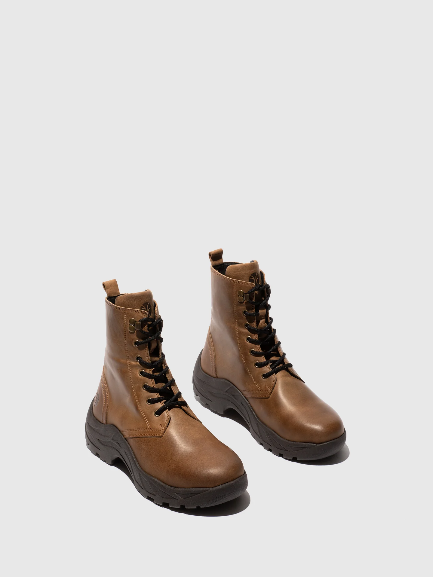 Botins com Atacadores em Camel