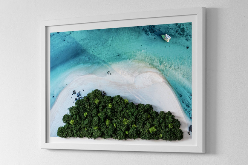 Obraz z mchem - Lazurowa plaża 60x40 cm Biała Rama