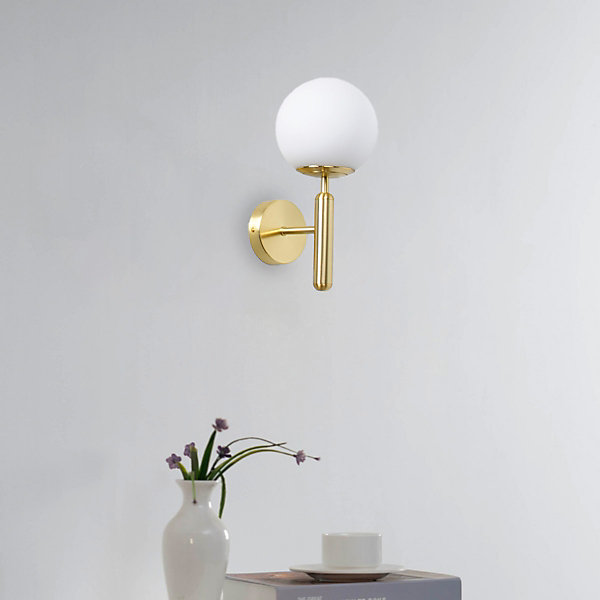 Applique murale avec globe en verre opalin et support doré douille E27 idéale pour chambre salon et couloir.