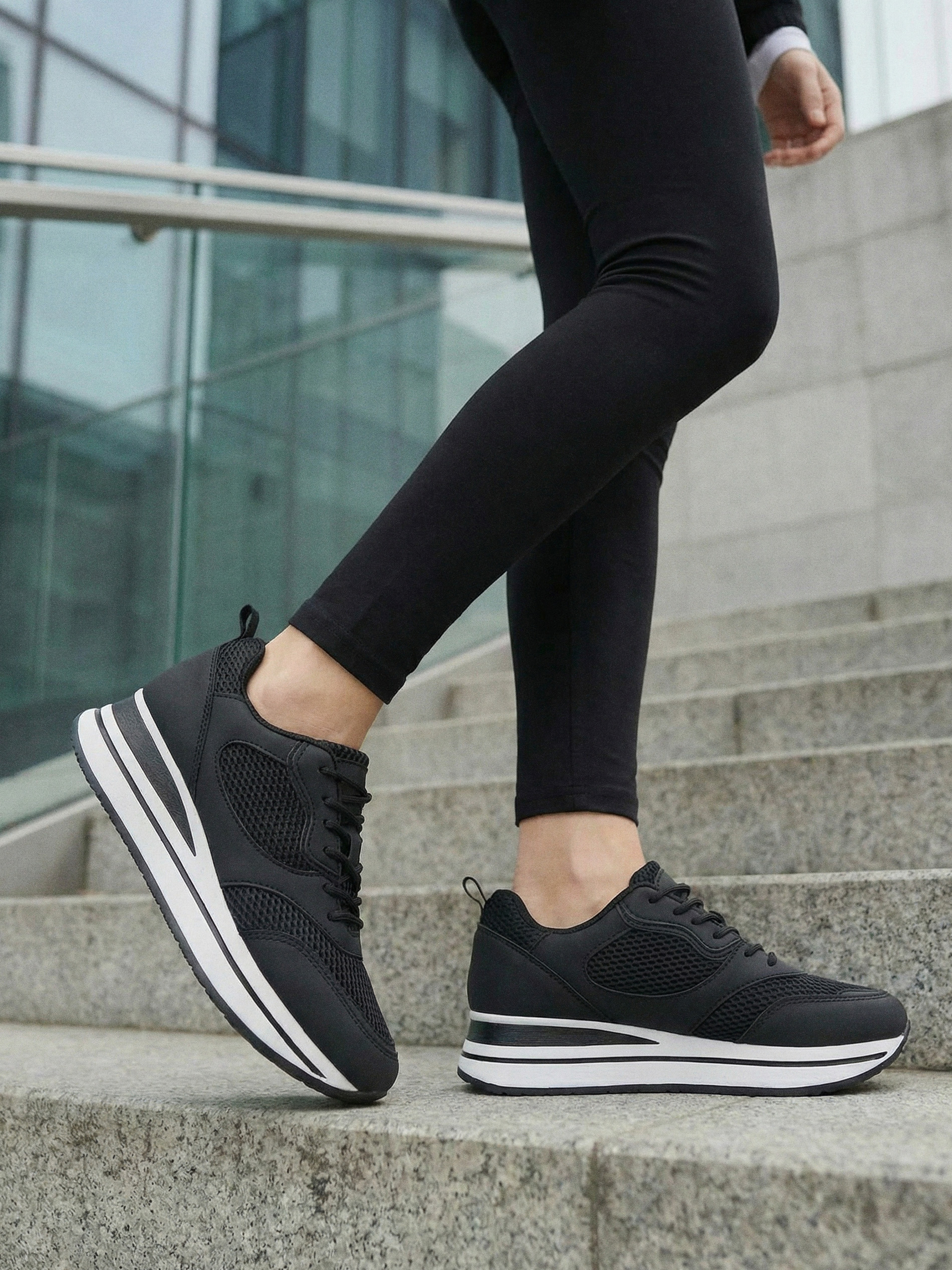 Sneakersy z siateczką na wysokiej podeszwie