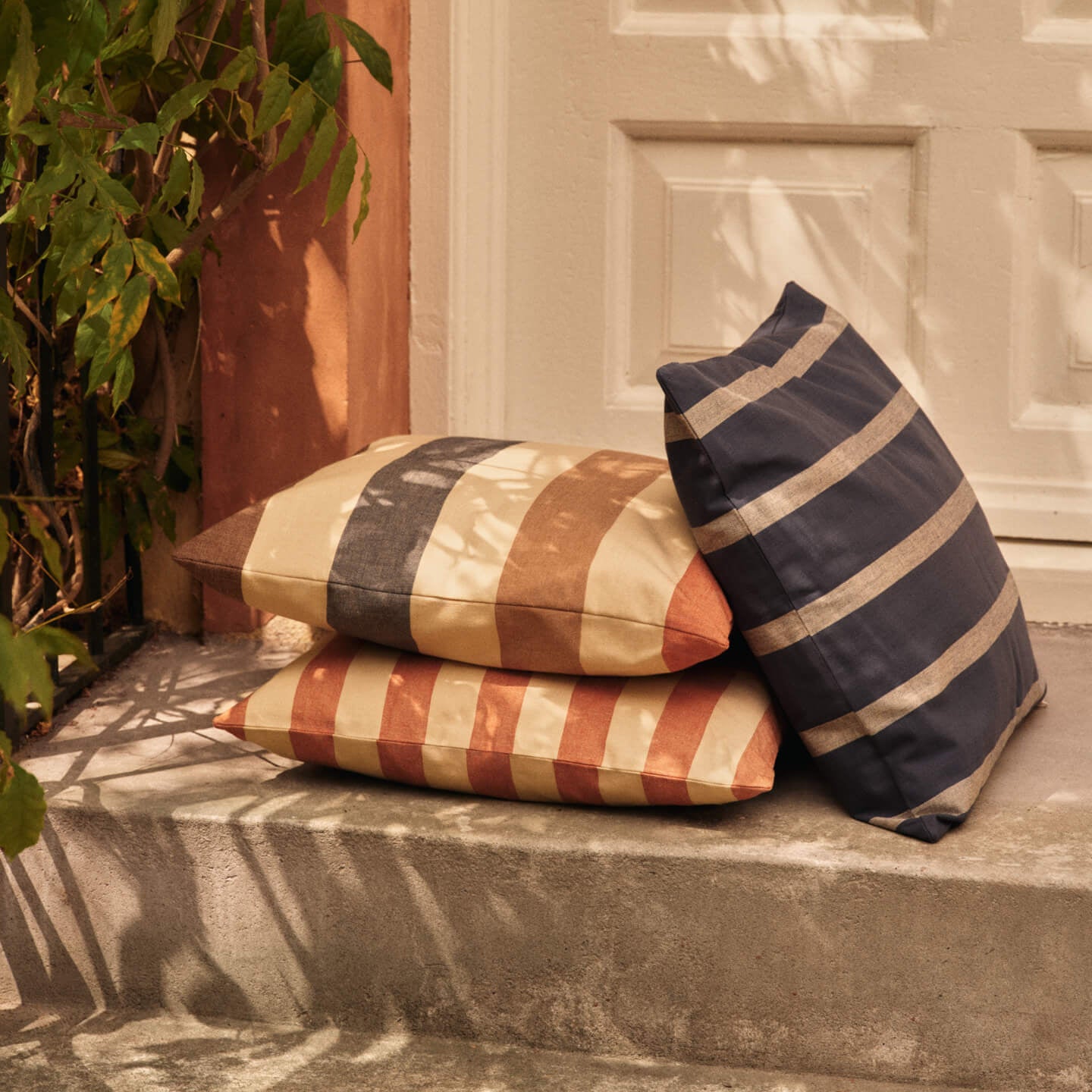 Ferm Living Strand Outdoor Kussenhoes - Cashmere / Mocha / Indigo Blue