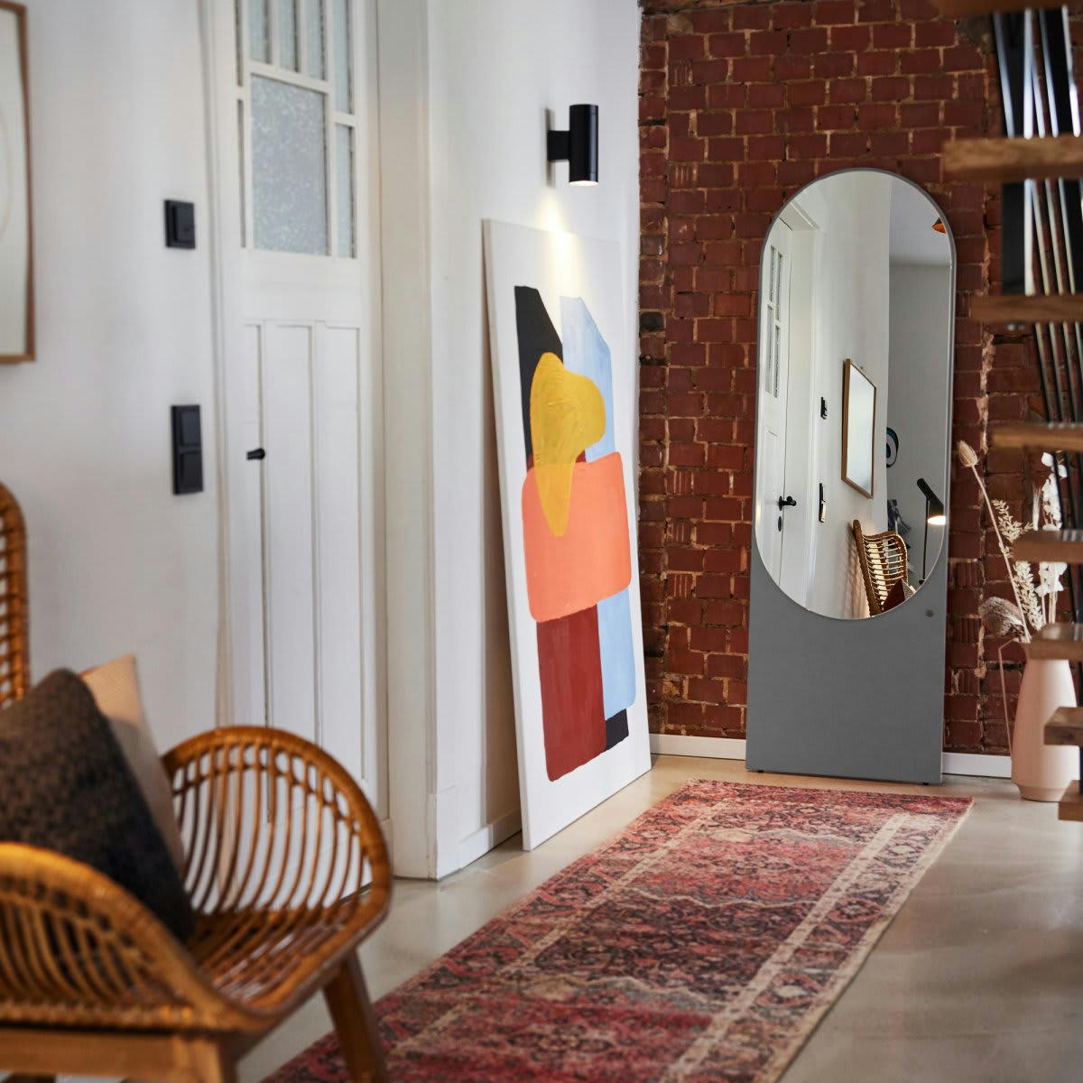 ALTESSE - Grand miroir sur pied ovale en bois gris