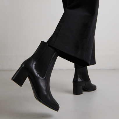 Bottines à talons et élastiquesen cuir noir | ALDERIC