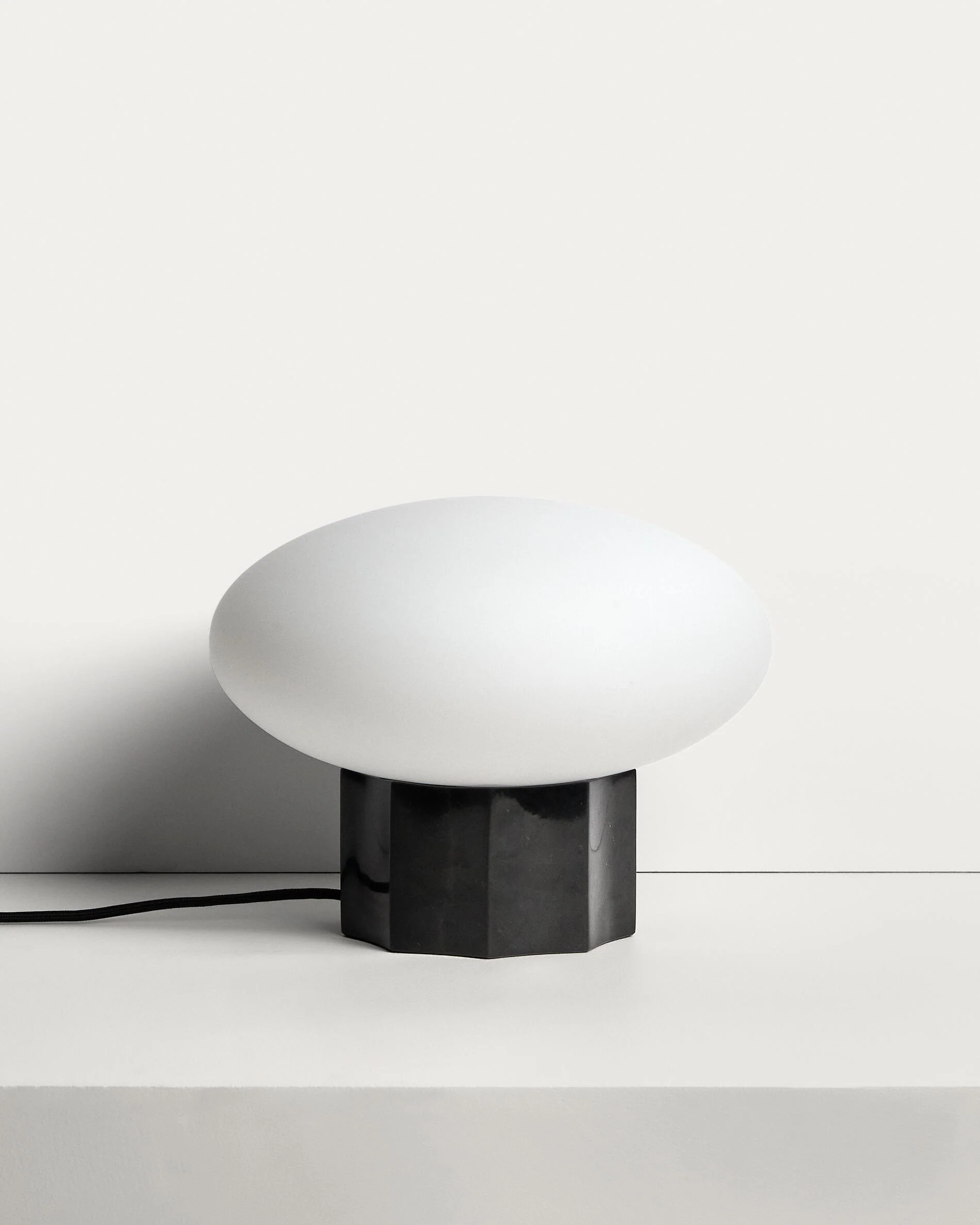 Idela table lamp in smoked glass and black marble Ø26 cm