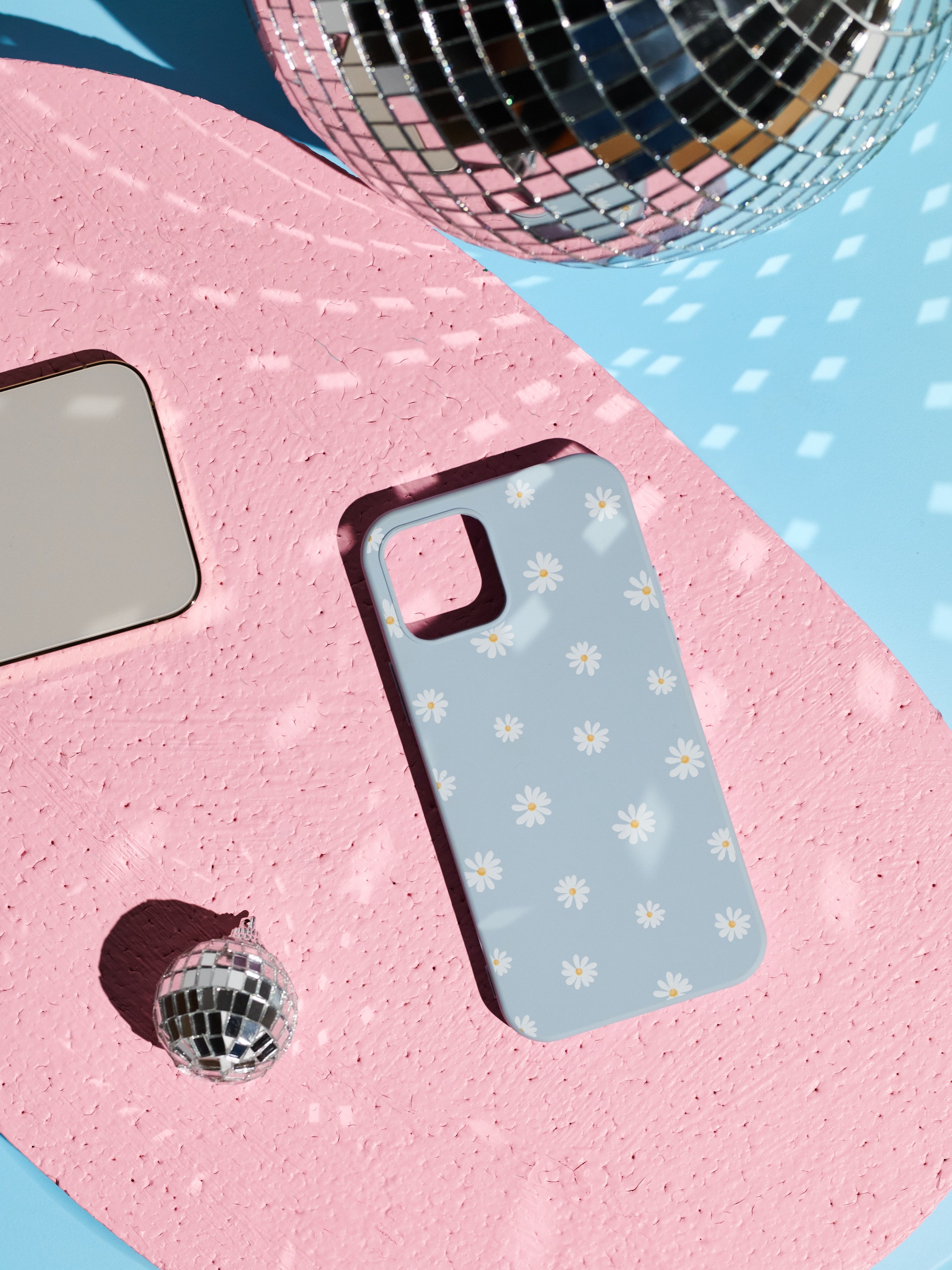 Etui na iPhone 13/14 w kwiaty