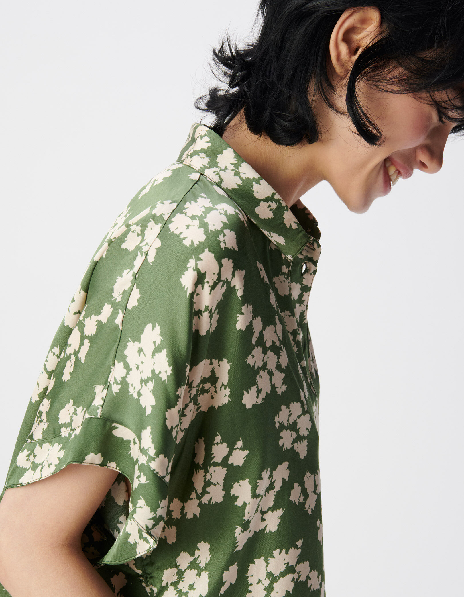 Chemise manches courtes vert satiné imprimé feuilles Femme