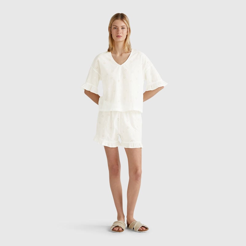 Pyjamas with embroidered flowers