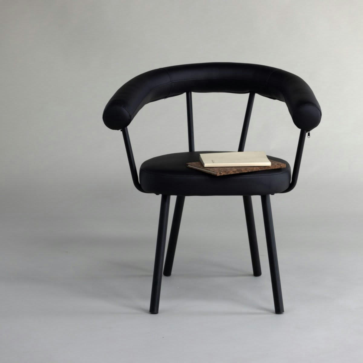 ILYES - Lot de 2 chaises contemporaines en simili noir