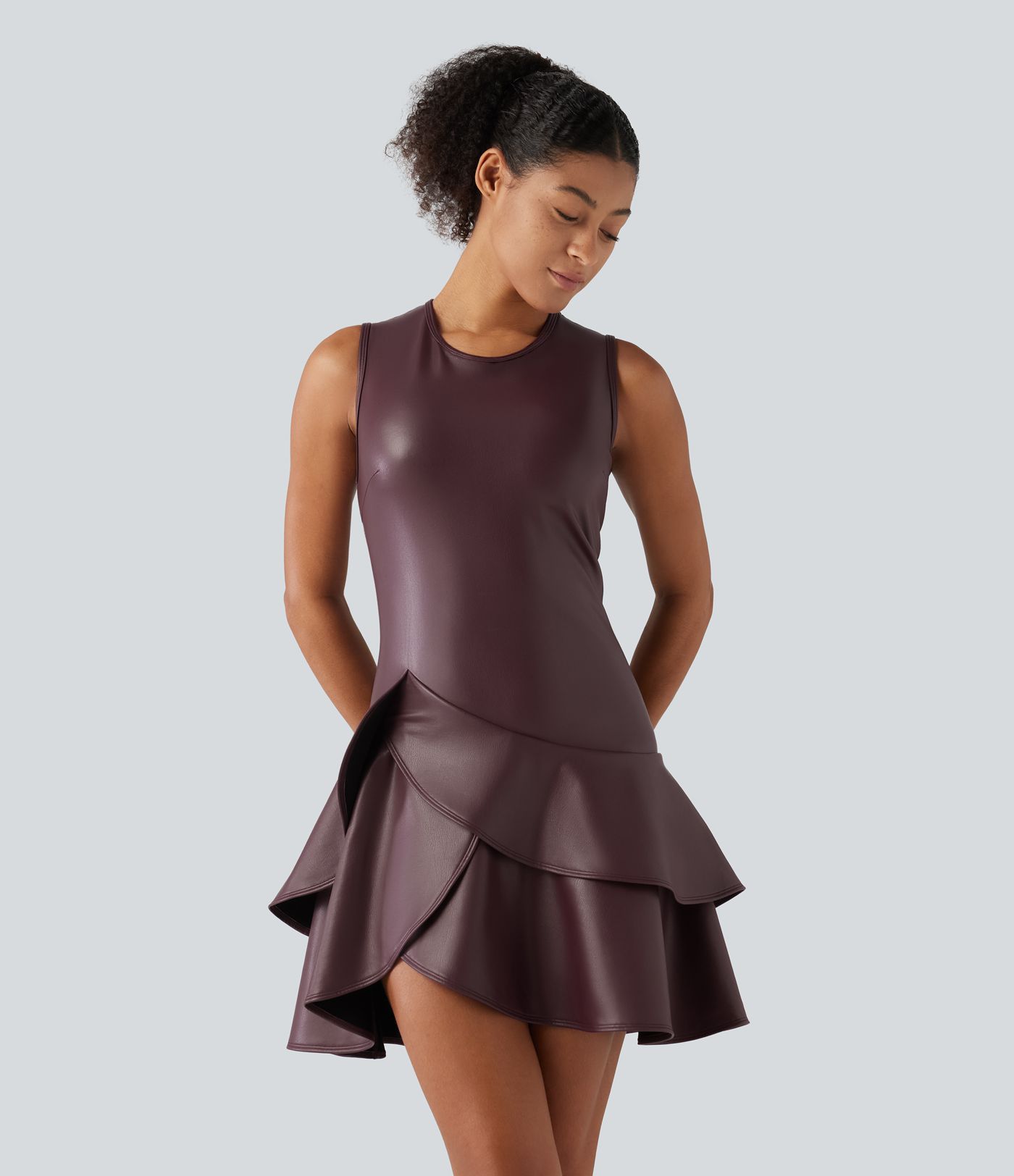 Robe mini en simili doublé polaire à encolure arrondie, sans manches, coupe trapèze et ourlet asymétrique à volants
