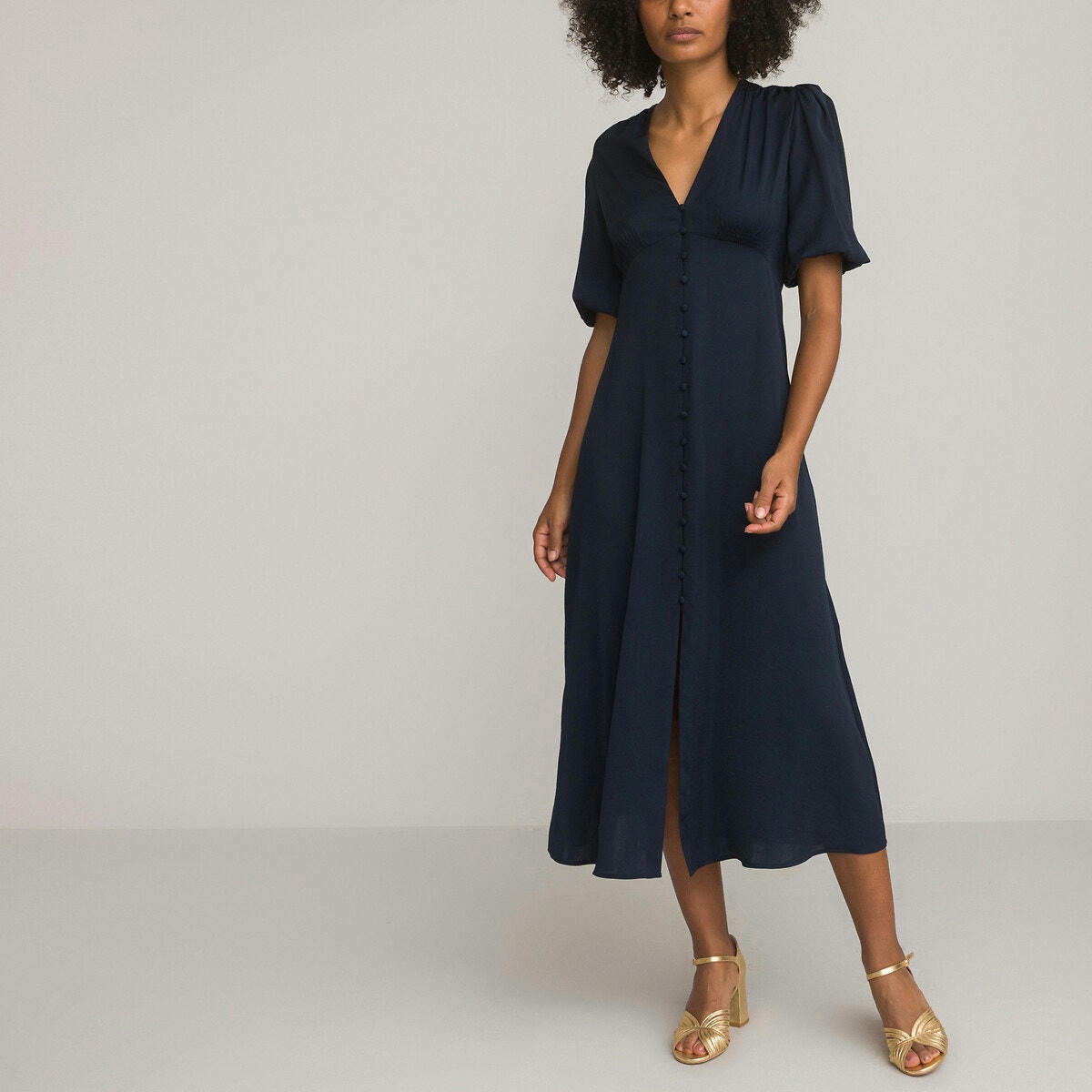 Robe longue, encolure v, manches courtes ballon