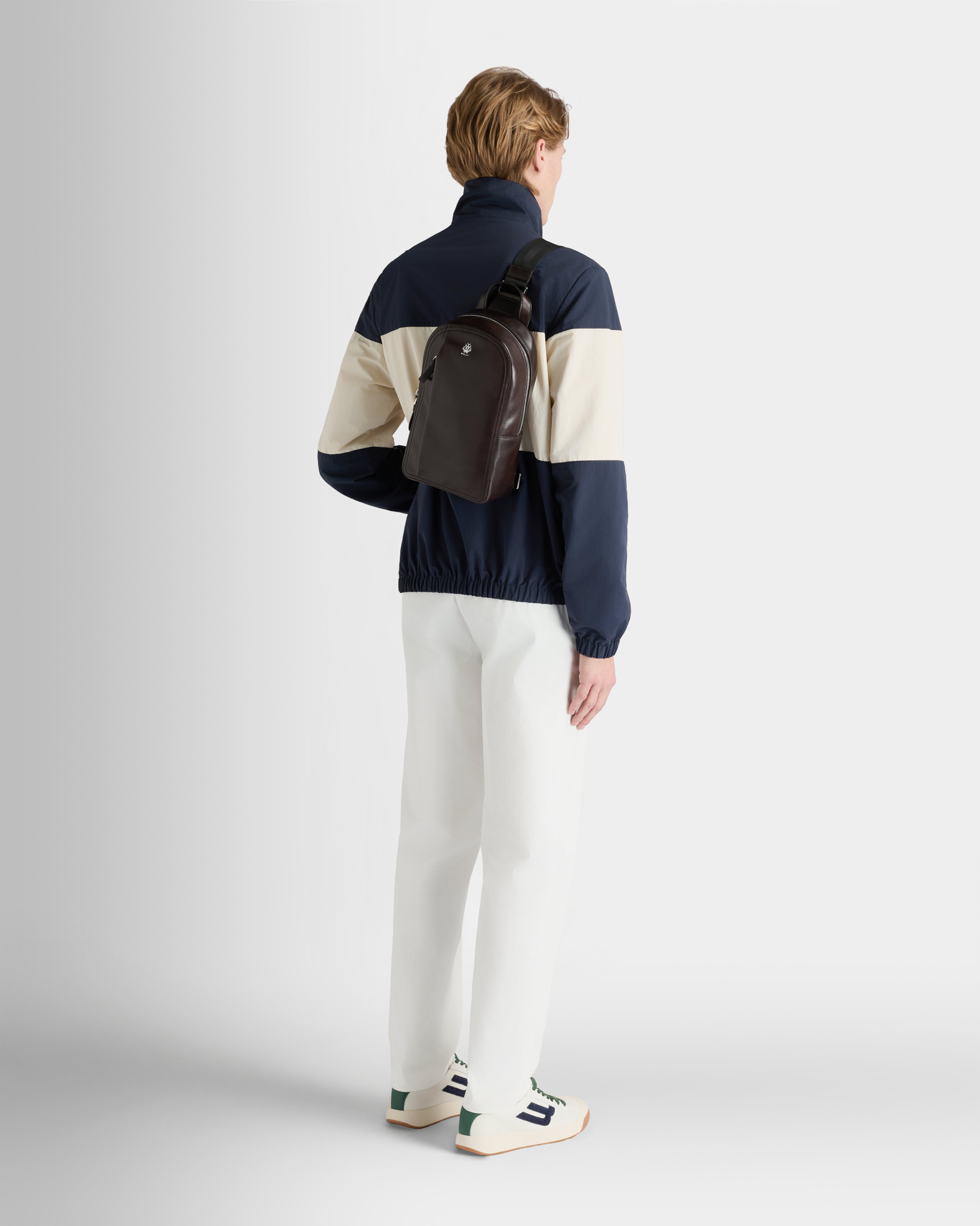 Ray Slingbag aus Leder in Chocolate