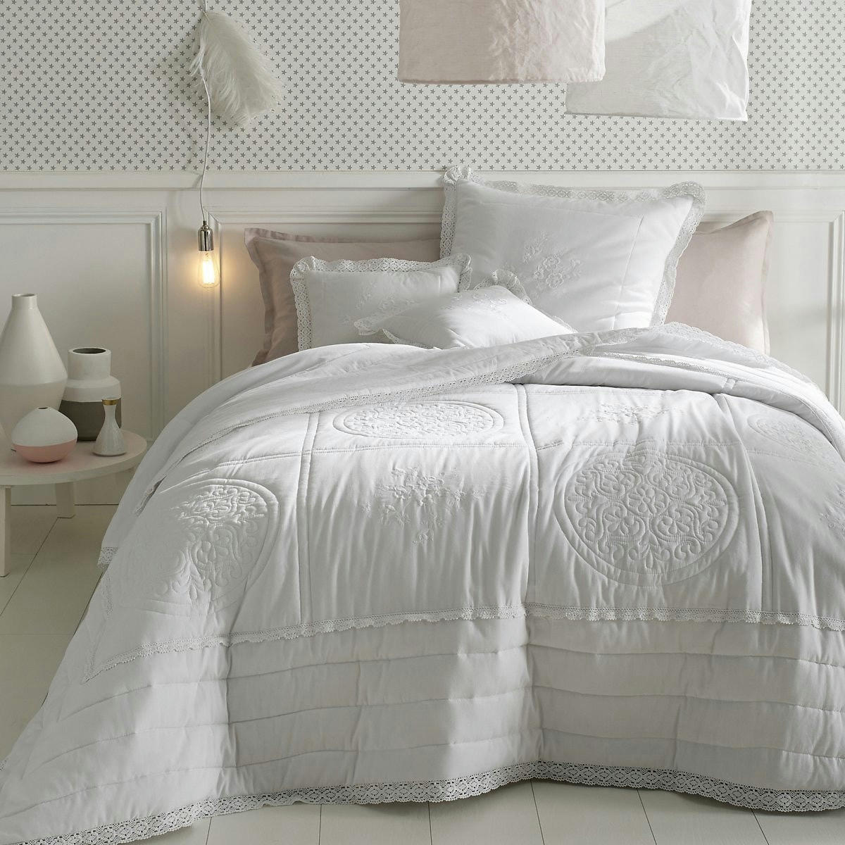 Couvre-lit matelassé et brodé en coton, Oyena