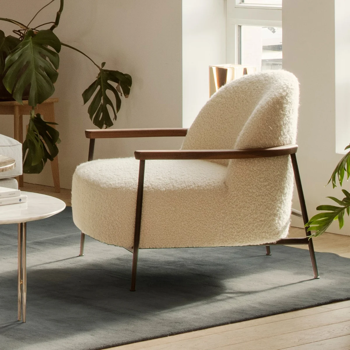 Gubi - Sejour Lounge Chair mit Armlehnen, matt schwarz / Walnuss geölt / Dedar Flair Special 201