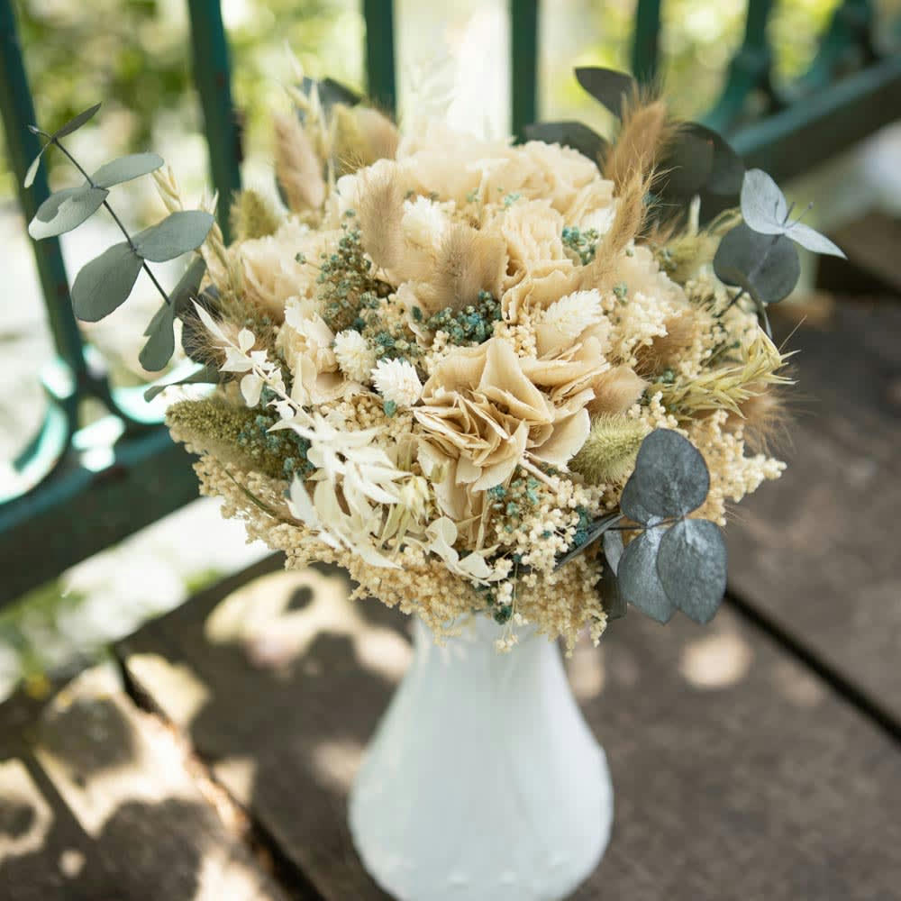 - Bouquet de fleurs séchées à base d'hortensia crème et d'eucalyptus