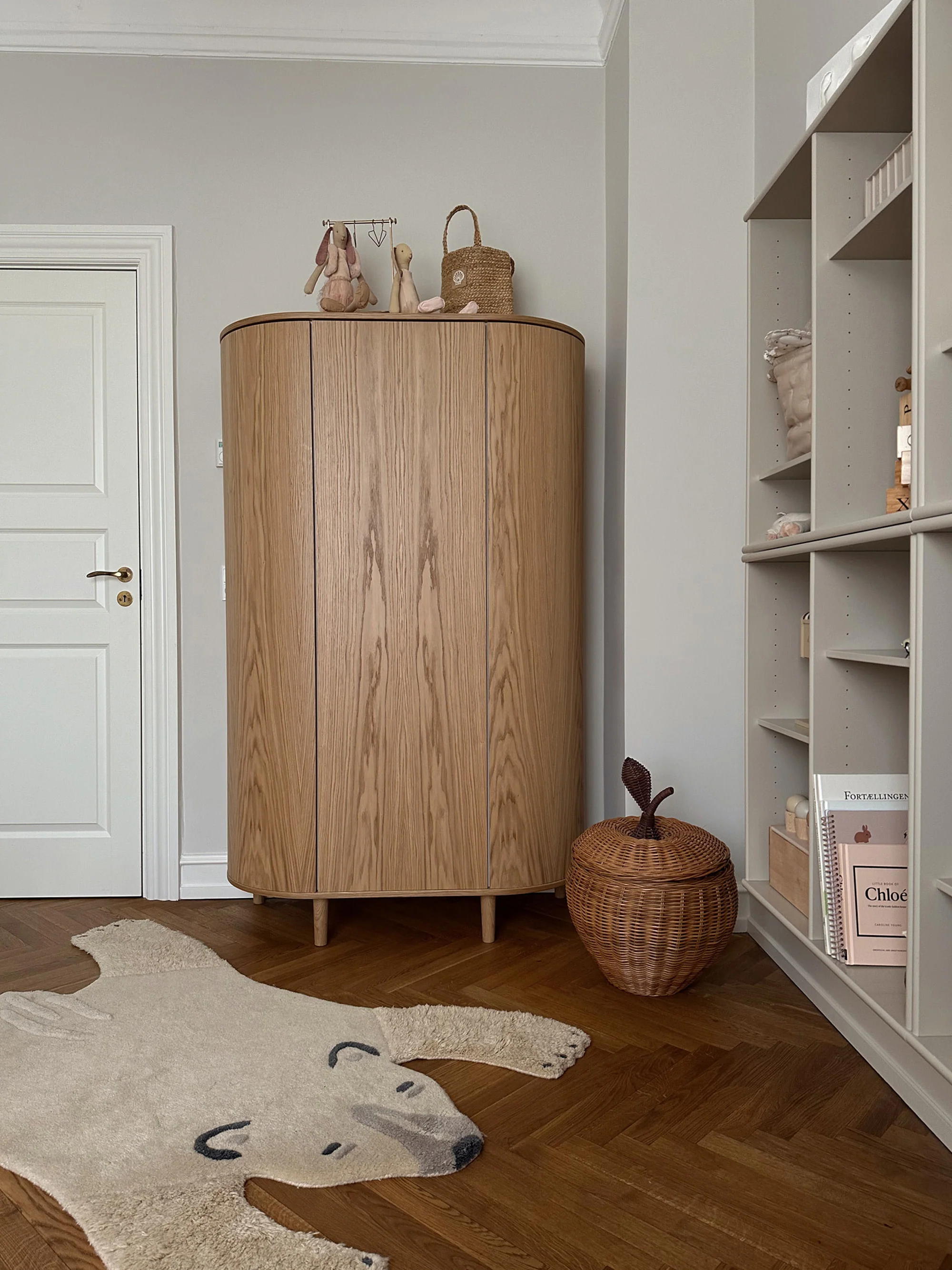 Handgefertigter Drehtürenschrank Kai