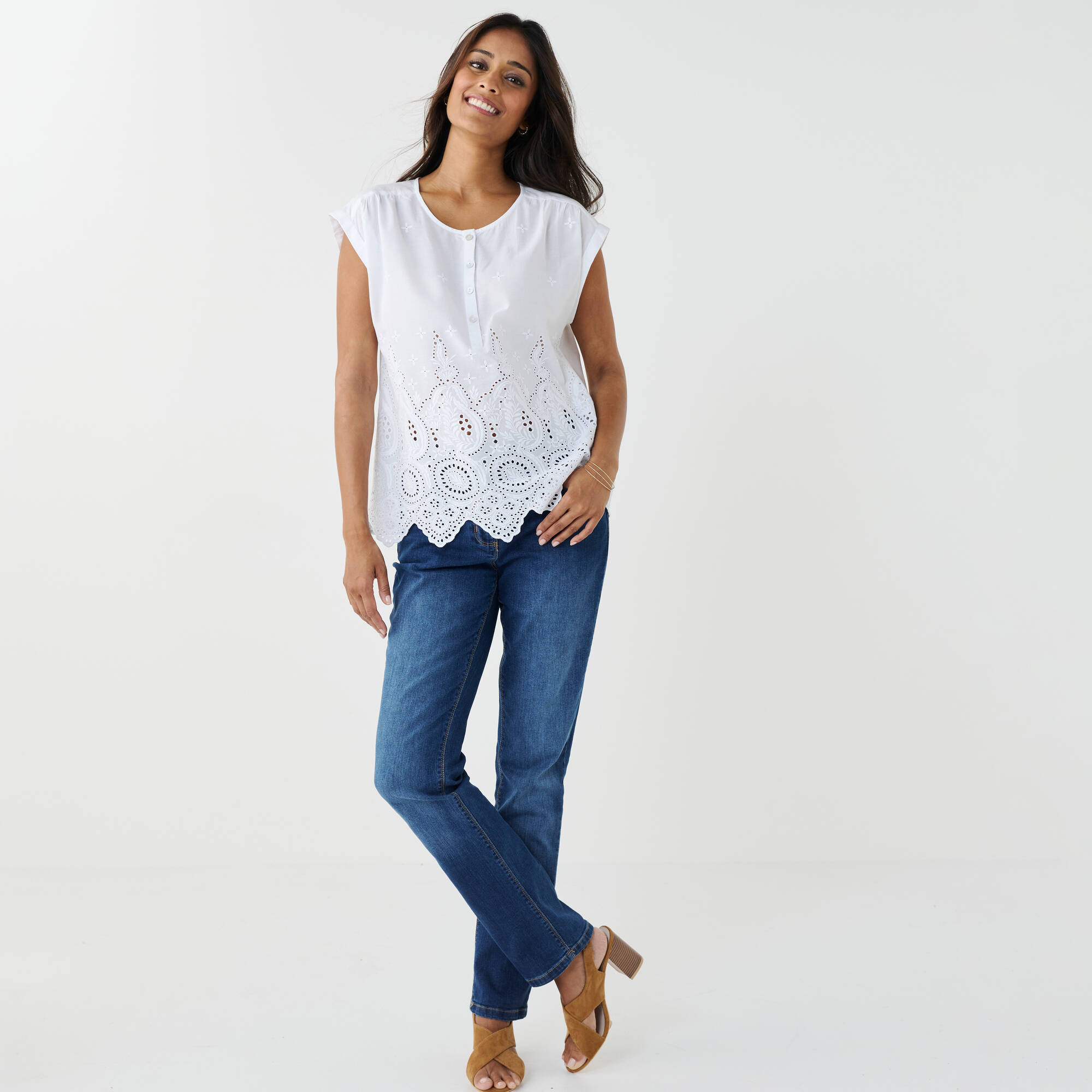 Blouse en broderie anglaise, sans manches