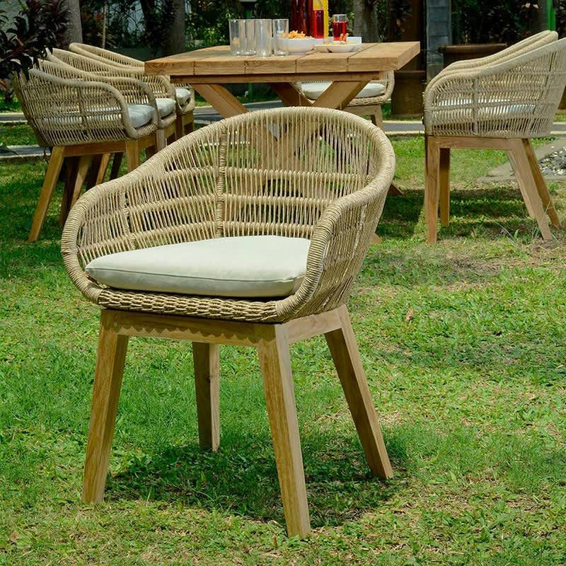 LOUNGE - Fauteuil en résine tressée naturel  avec coussin