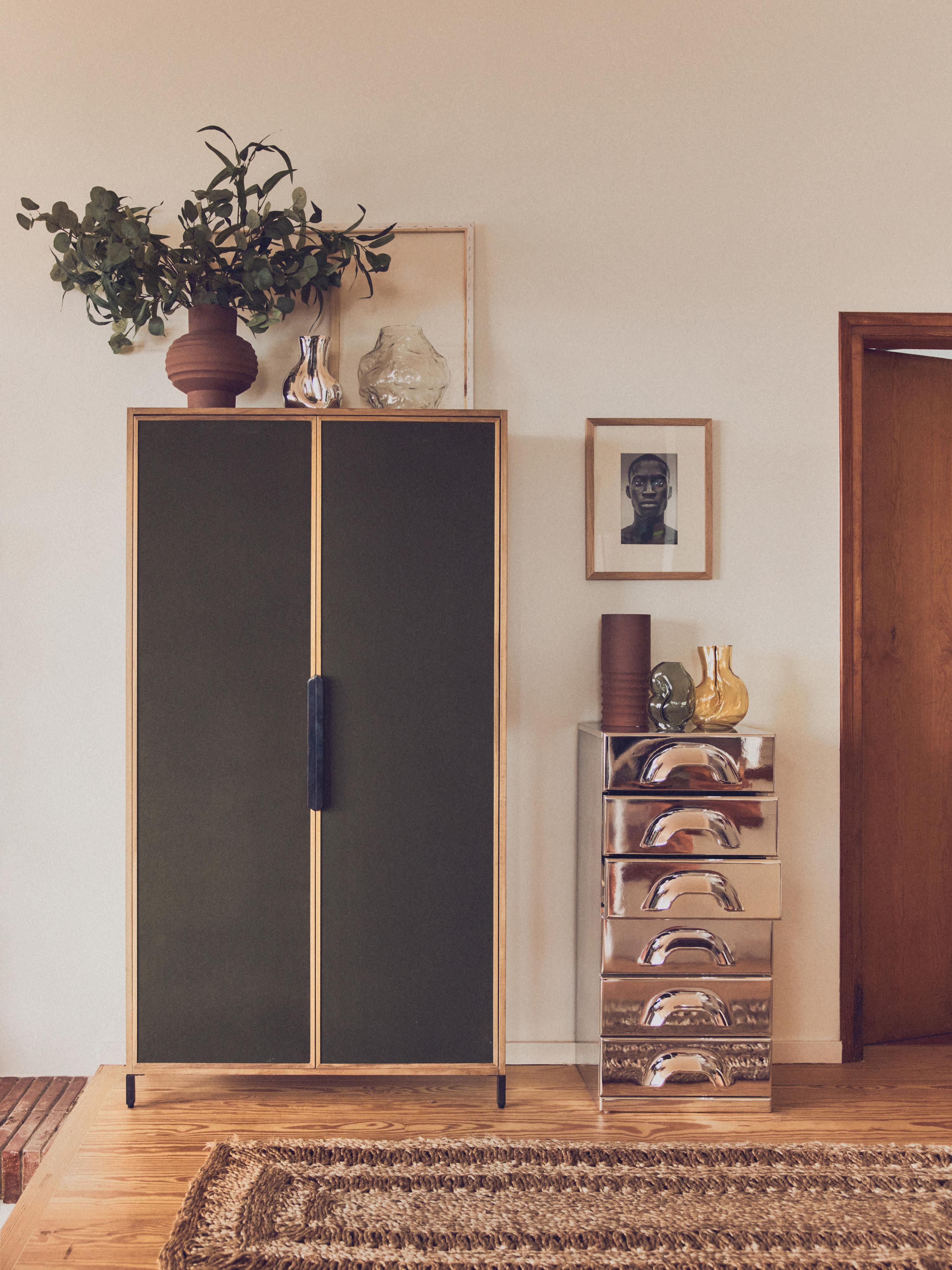 Handgefertigter Kleiderschrank Pioneer mit Rattantüren