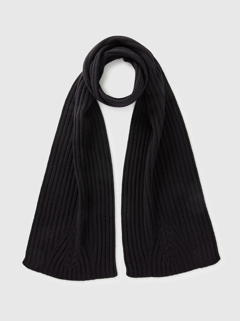 Scarf with cable knit