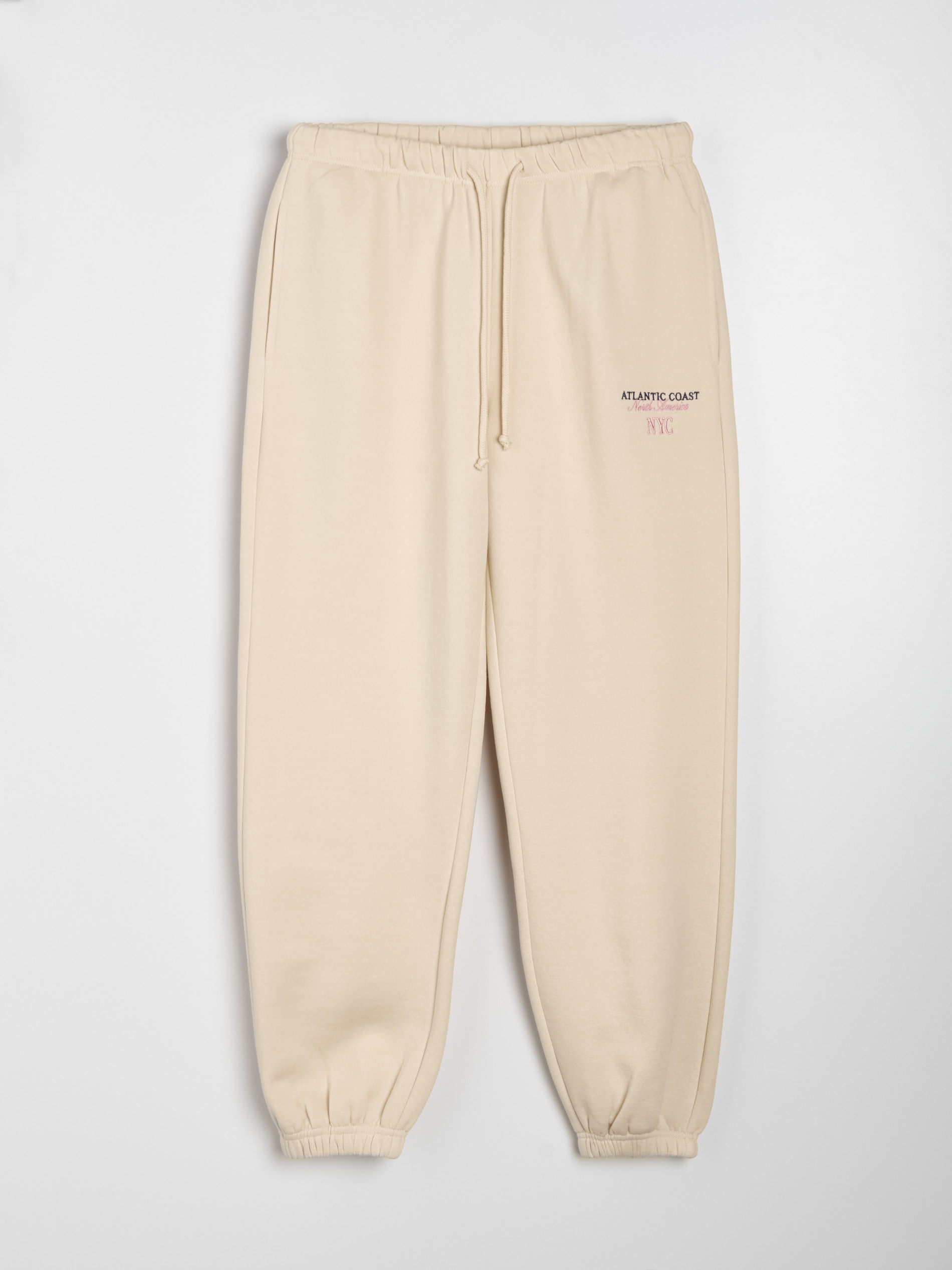 Spodnie regular jogger fleece z hafotwanym napisem NYC