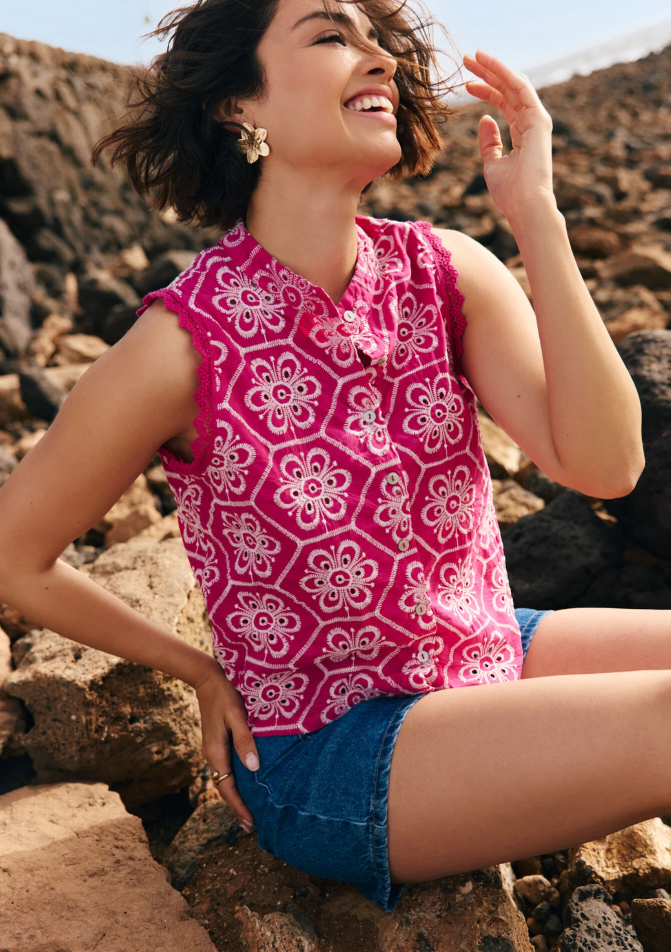 Mouwloze geborduurde blouse