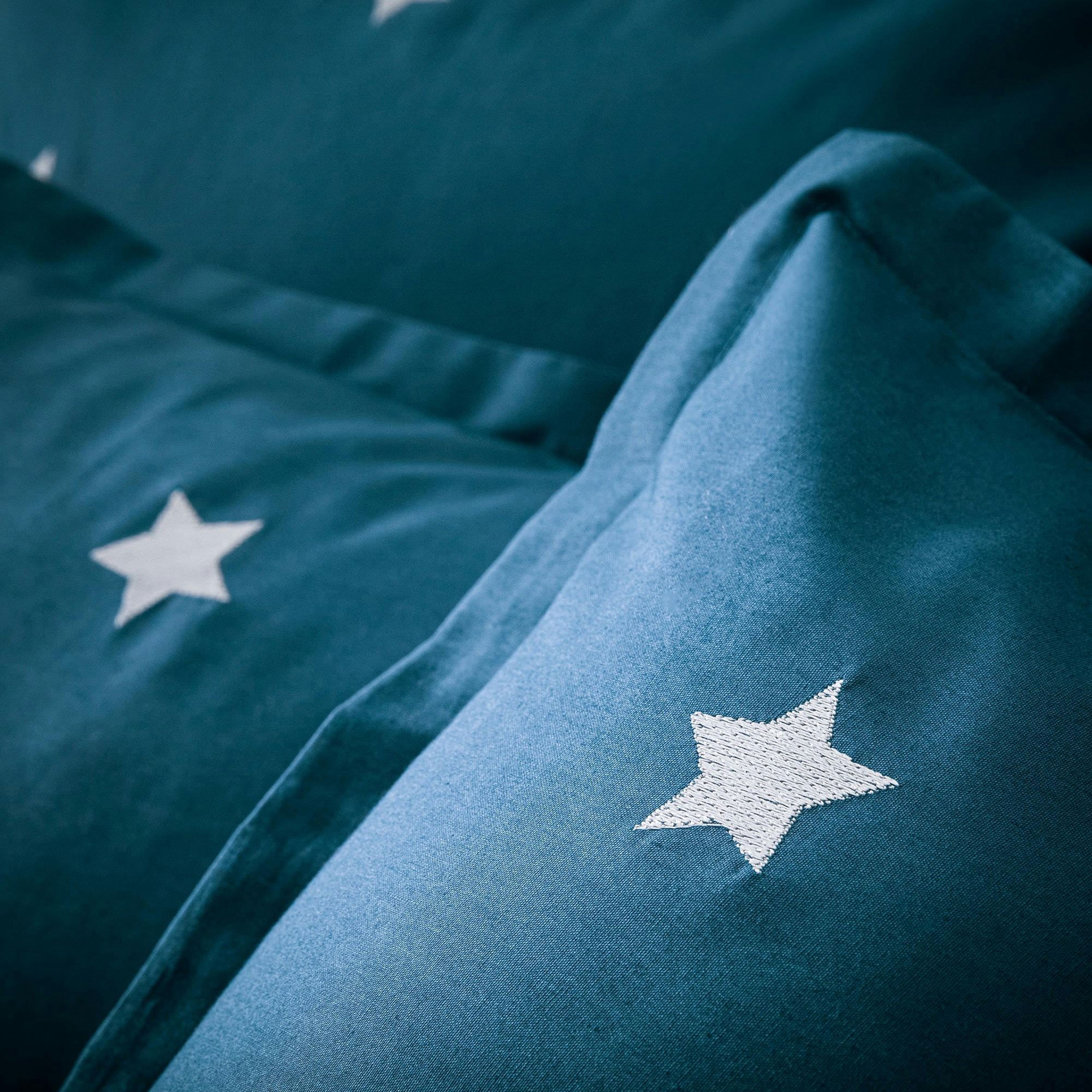 DOUCE NUIT - Set de 2 taies d’oreiller brodées percale BIO Bleu Paon 50x70cm